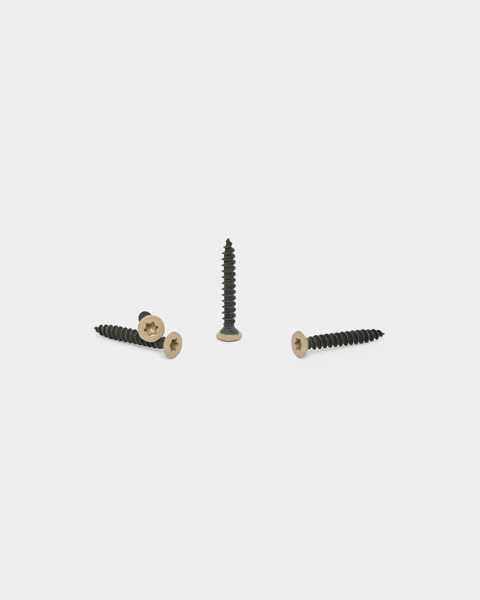 Trois vis WoodUpp beige pour l’installation de Akupanel Panneau acoustique, faisant partie du lot de 100 pièces Installation Products | Screws, présentées sur fond blanc.