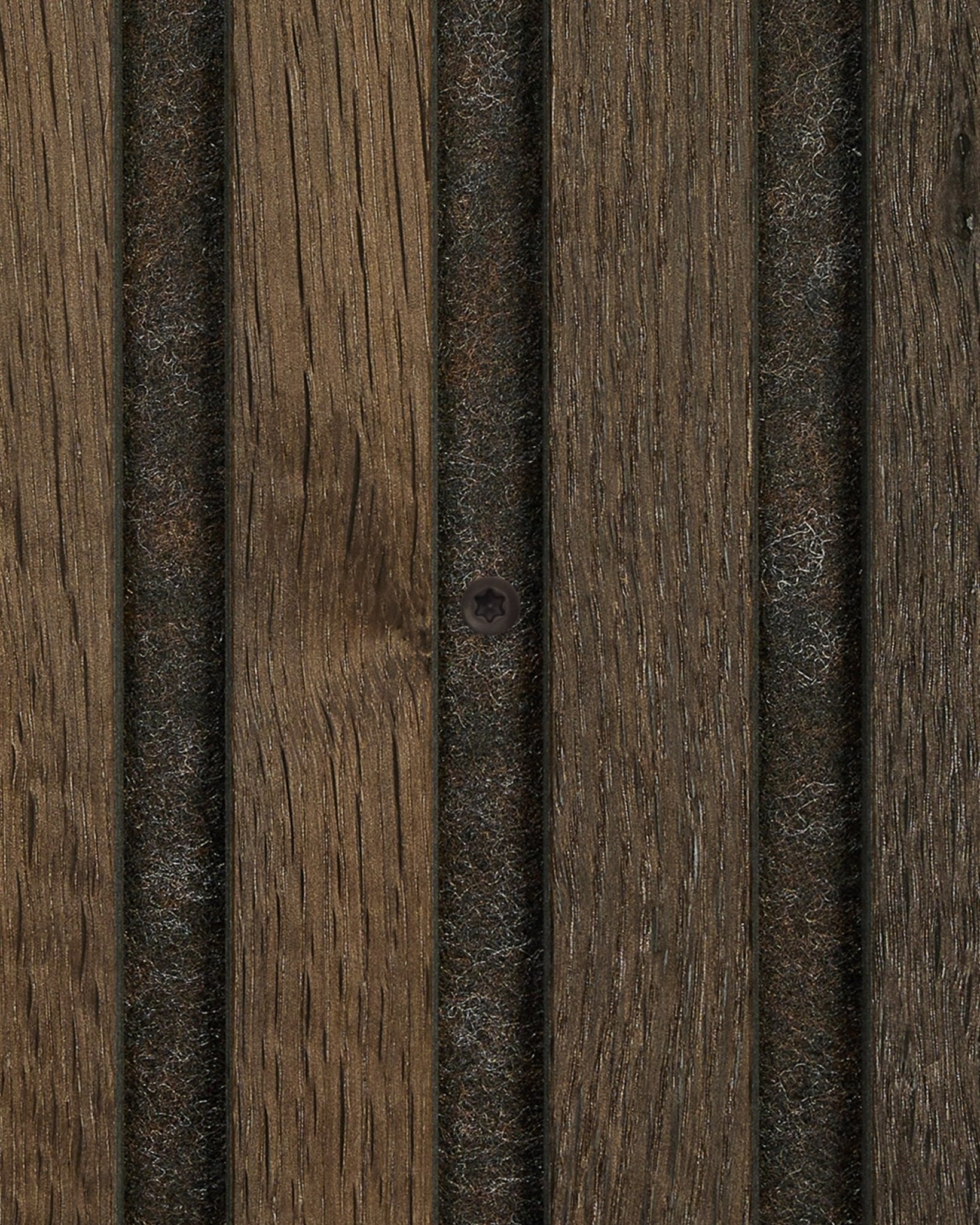 Gros plan sur des vis bronzed brown (100 pcs) pour l’installation WoodUpp, présentées sur des panneaux acoustiques à lattes de bois vertical avec support en feutre.