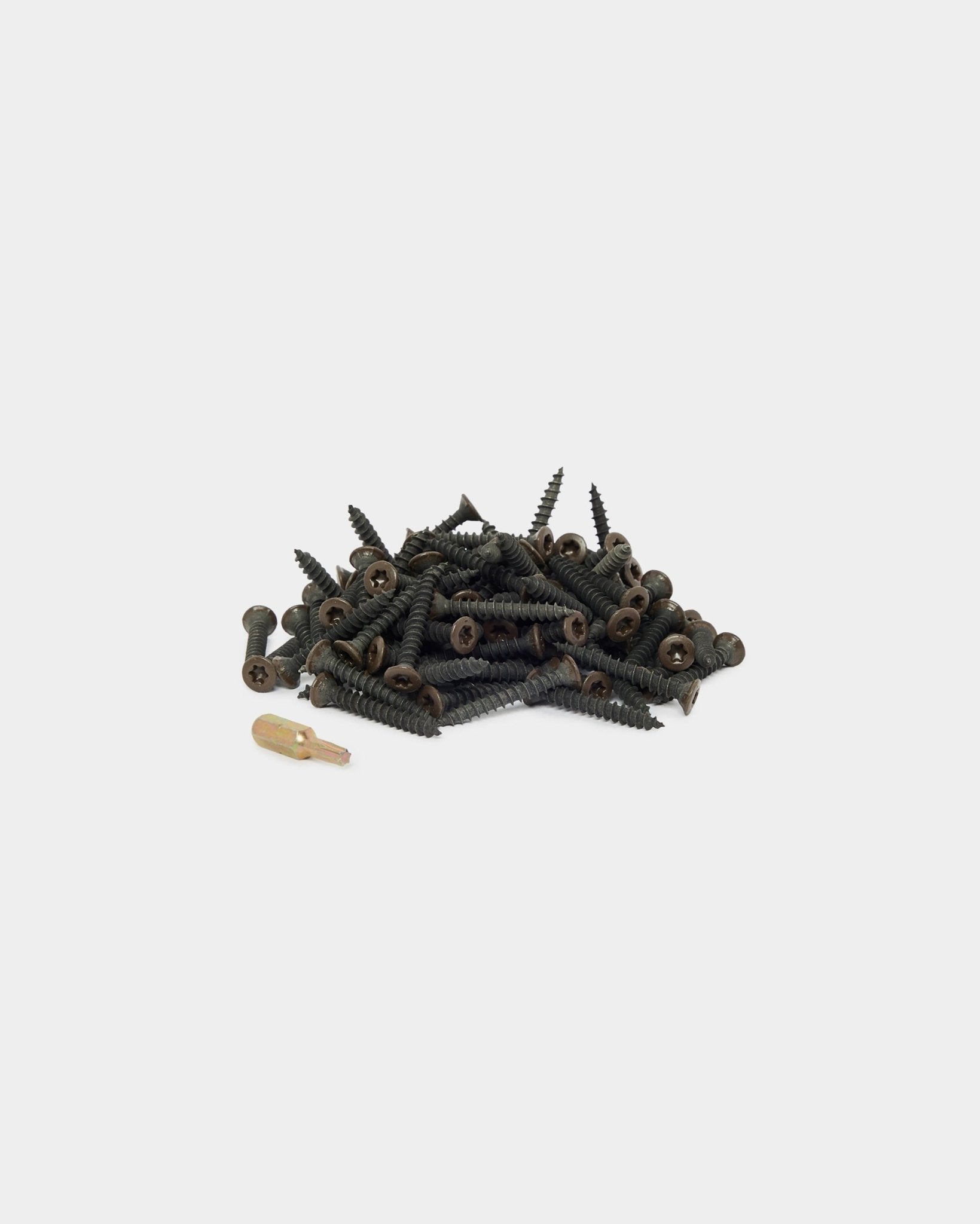 Vis d’installation WoodUpp bronzed brown (100 pcs) et une cheville murale beige, présentées sur un fond blanc uni, conçues pour l’installation de Panneau acoustique.