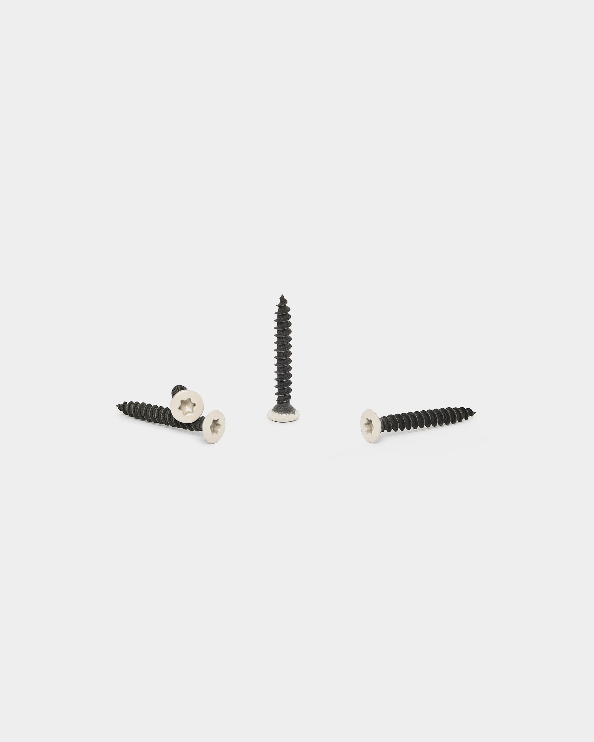 Vis d’installation WoodUpp beige clair, 100 pièces, disposées à la verticale et à plat sur un fond blanc pour une utilisation avec des panneaux acoustiques et des accessoires.