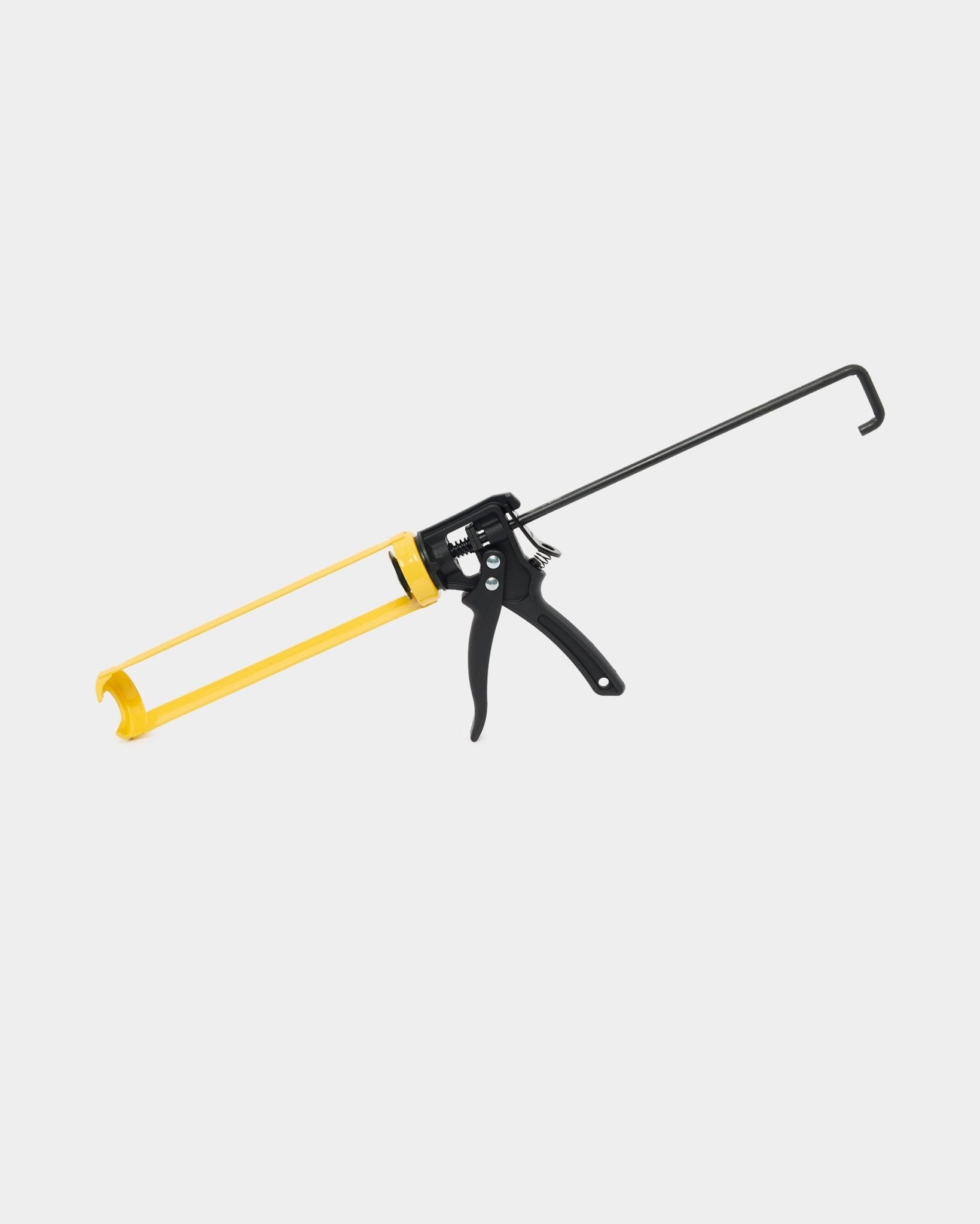 Pistolet à mastic WoodUpp (290 ml) pour l’installation de Akupanel, avec une poignée et une gâchette métalliques jaunes et black, utilisé pour appliquer la colle de montage pour les panneaux acoustiques.