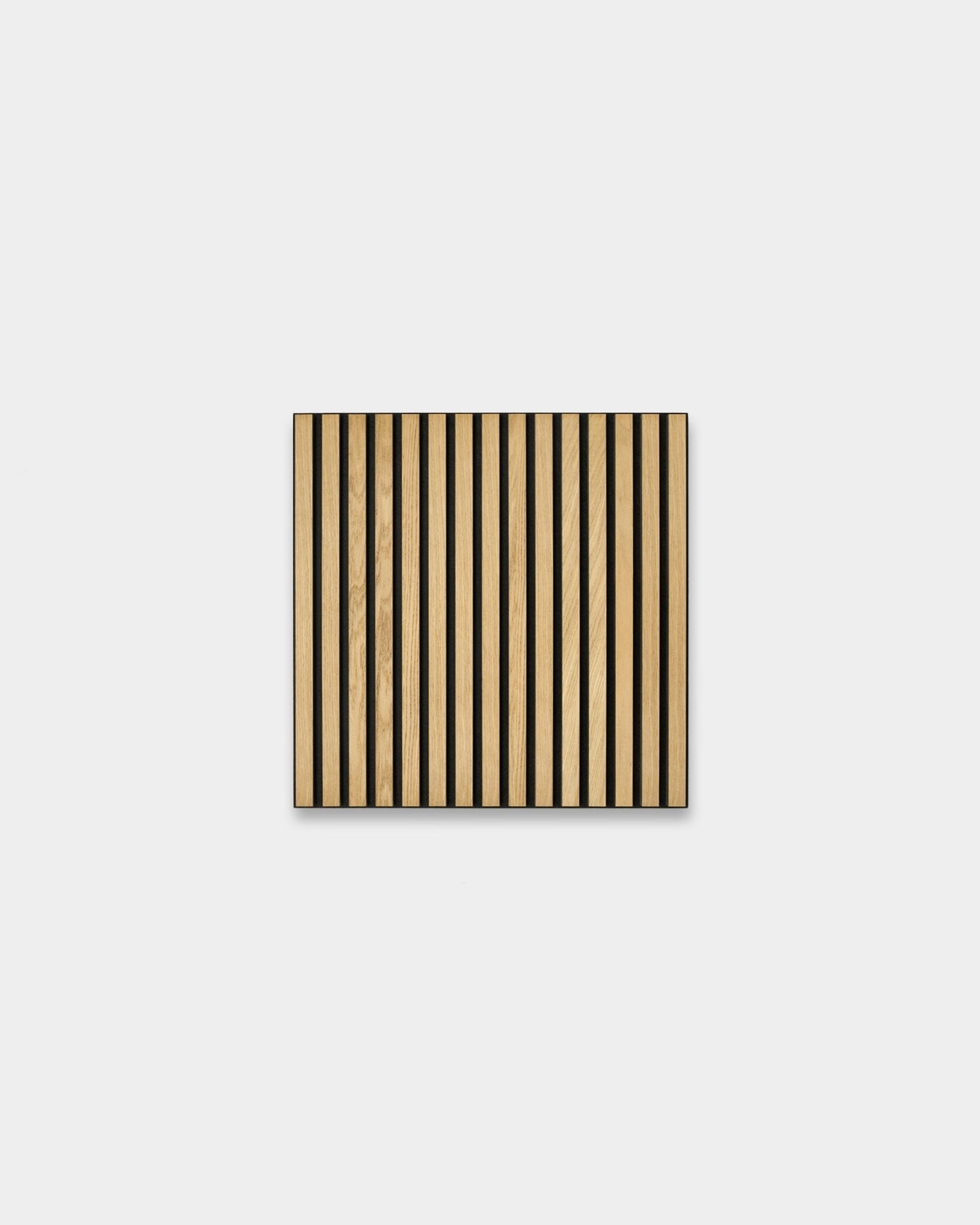 Akupixel Panneau acoustique de WoodUpp avec des rayures verticales alternées en placage classic oak et feutre black sur MDF black, 60x60 cm, design scandinave.
