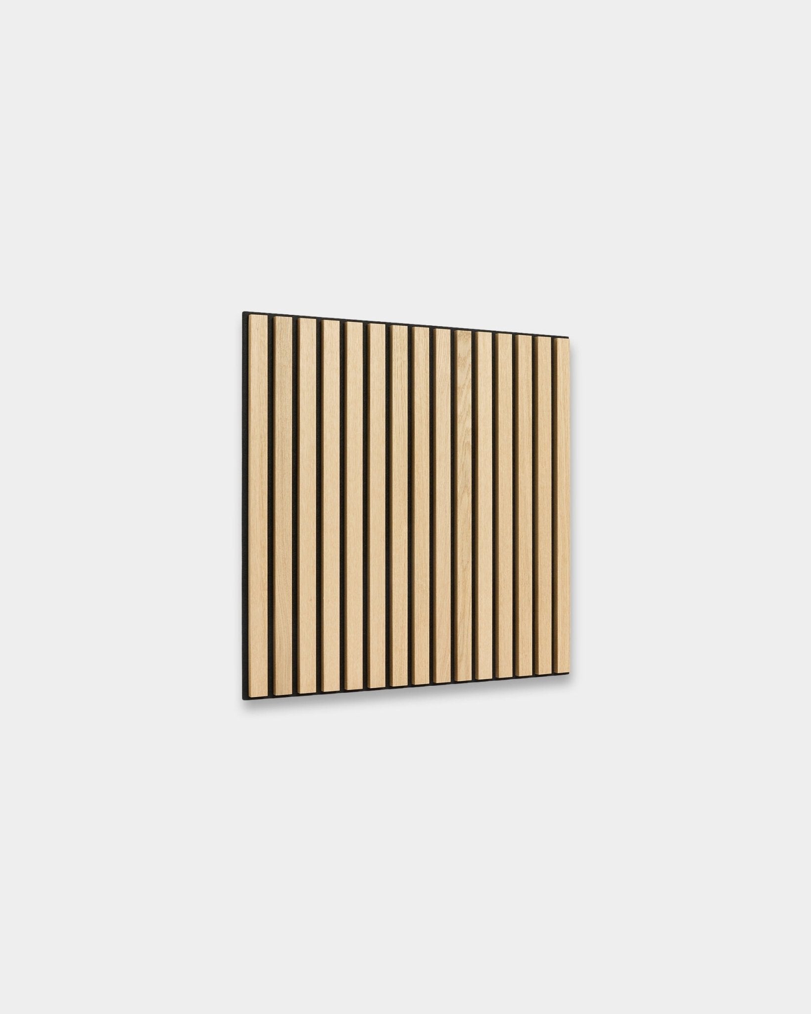 Panneau WoodUpp Akupixel Panneau acoustique en chêne classique avec feutre black, 60x60 cm, avec des lattes régulièrement espacées et un design nordique minimaliste.