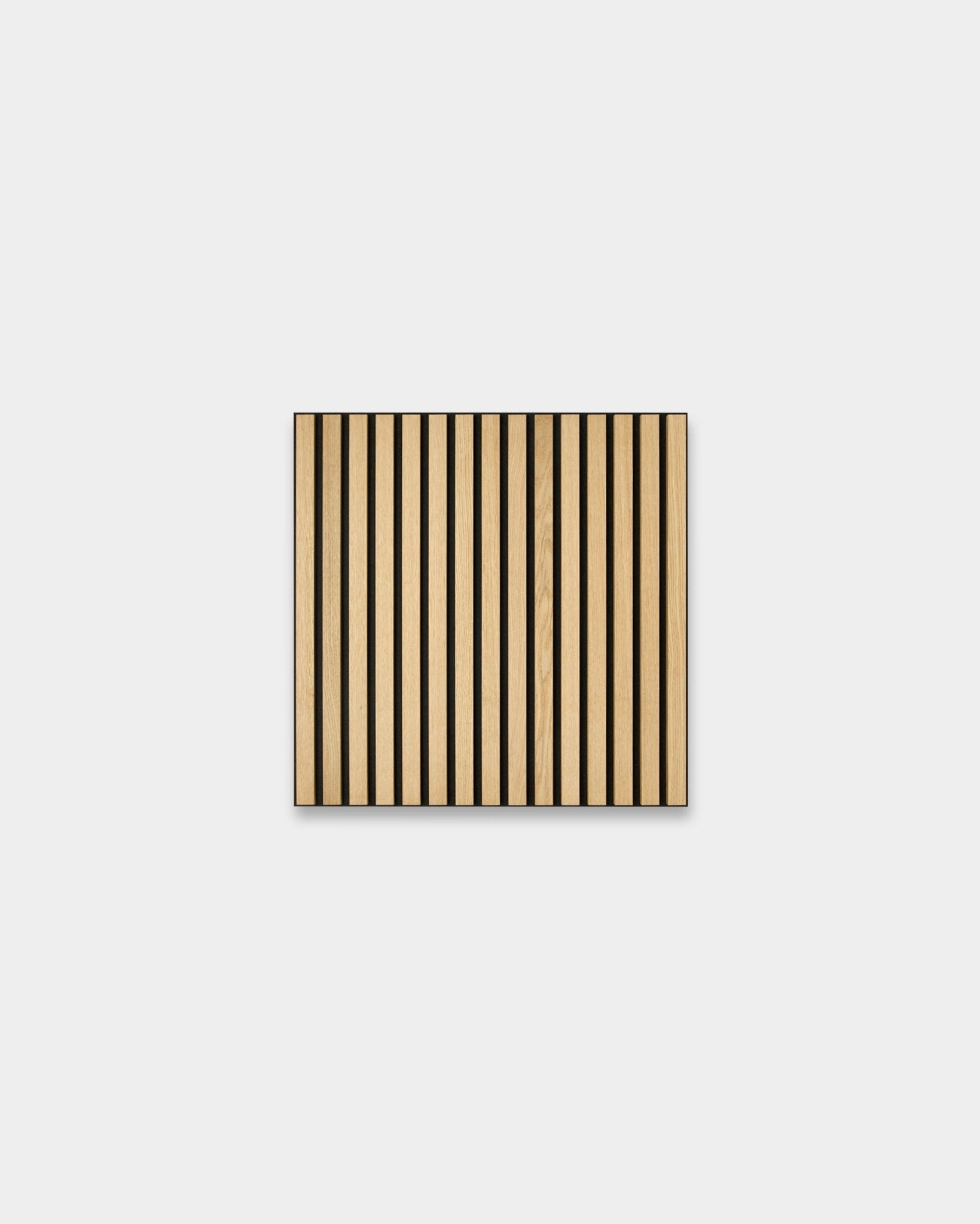 Panneau WoodUpp Akupixel Classic Oak Panneau acoustique, 60x60 cm, avec des lattes en chêne clair vertical et des bandes de feutre black sur un fond gris clair.