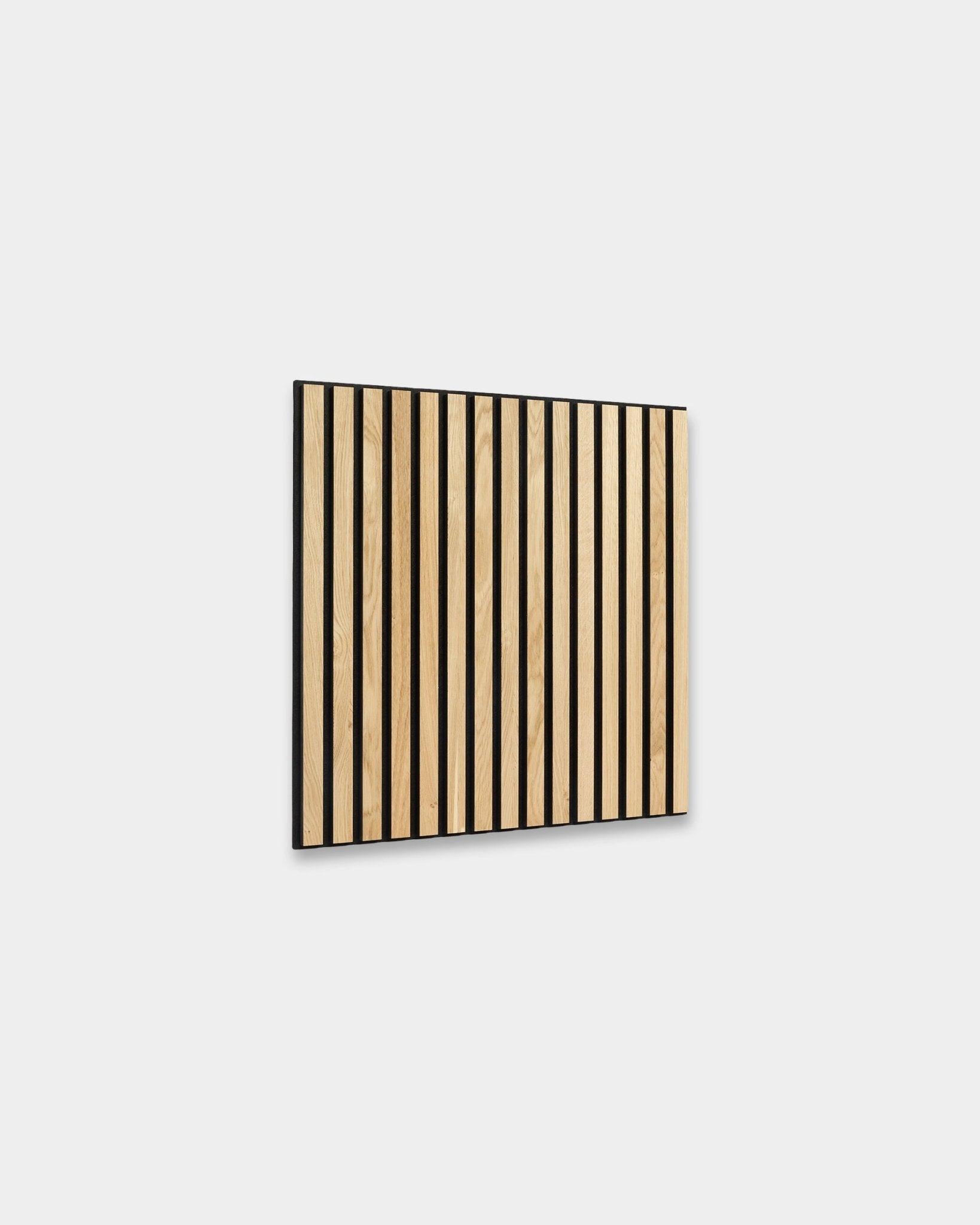 WoodUpp Akupixel Rustic Natural Oak Panneau acoustique, 60x60 cm, avec des lattes en chêne vertical et black sur un fond gris clair, pour des intérieurs nordiques.