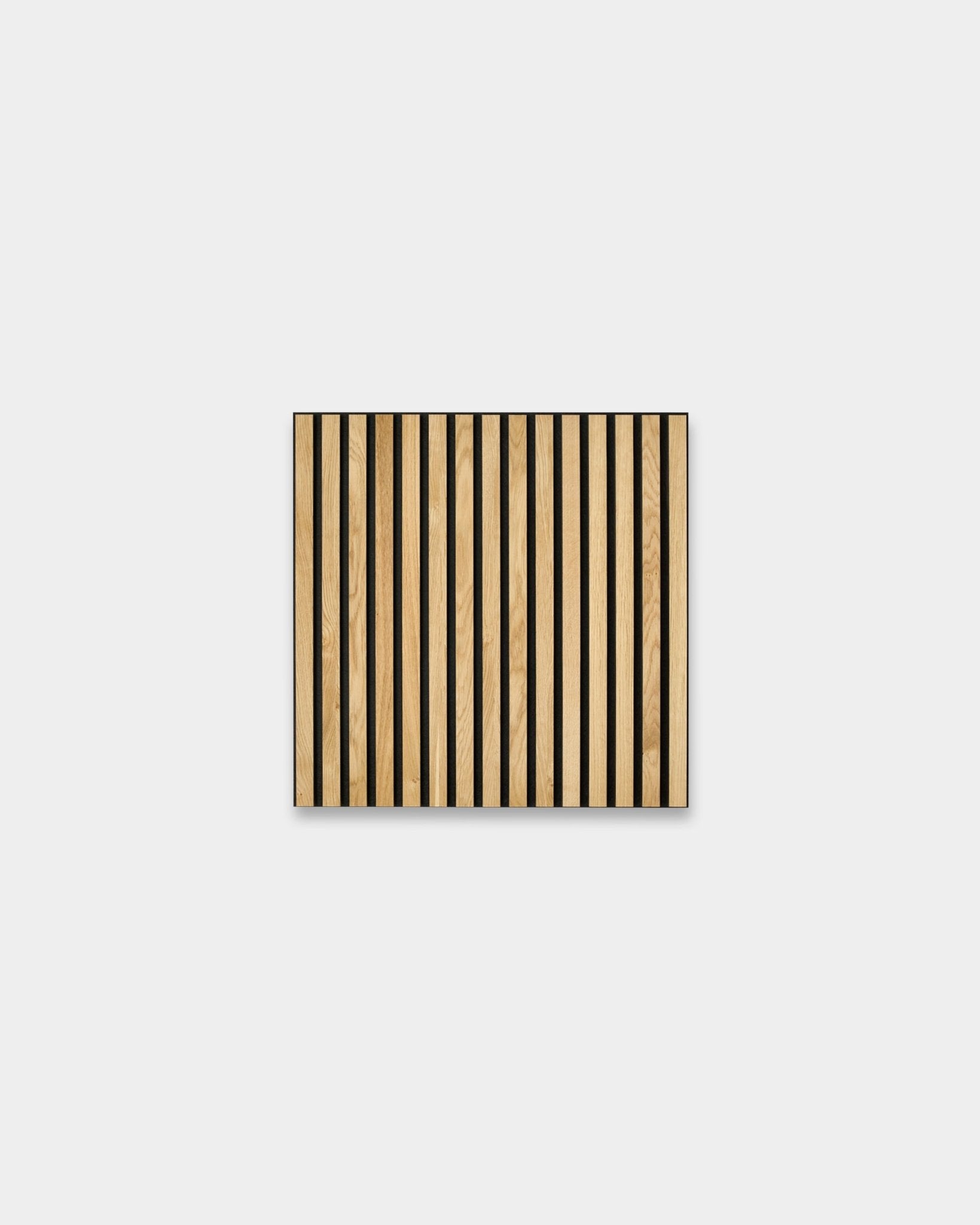 Panneau WoodUpp Akupixel Rustic Natural Oak 60x60cm Panneau acoustique avec des rayures en chêne clair vertical et black, présenté sur un fond gris clair uni.