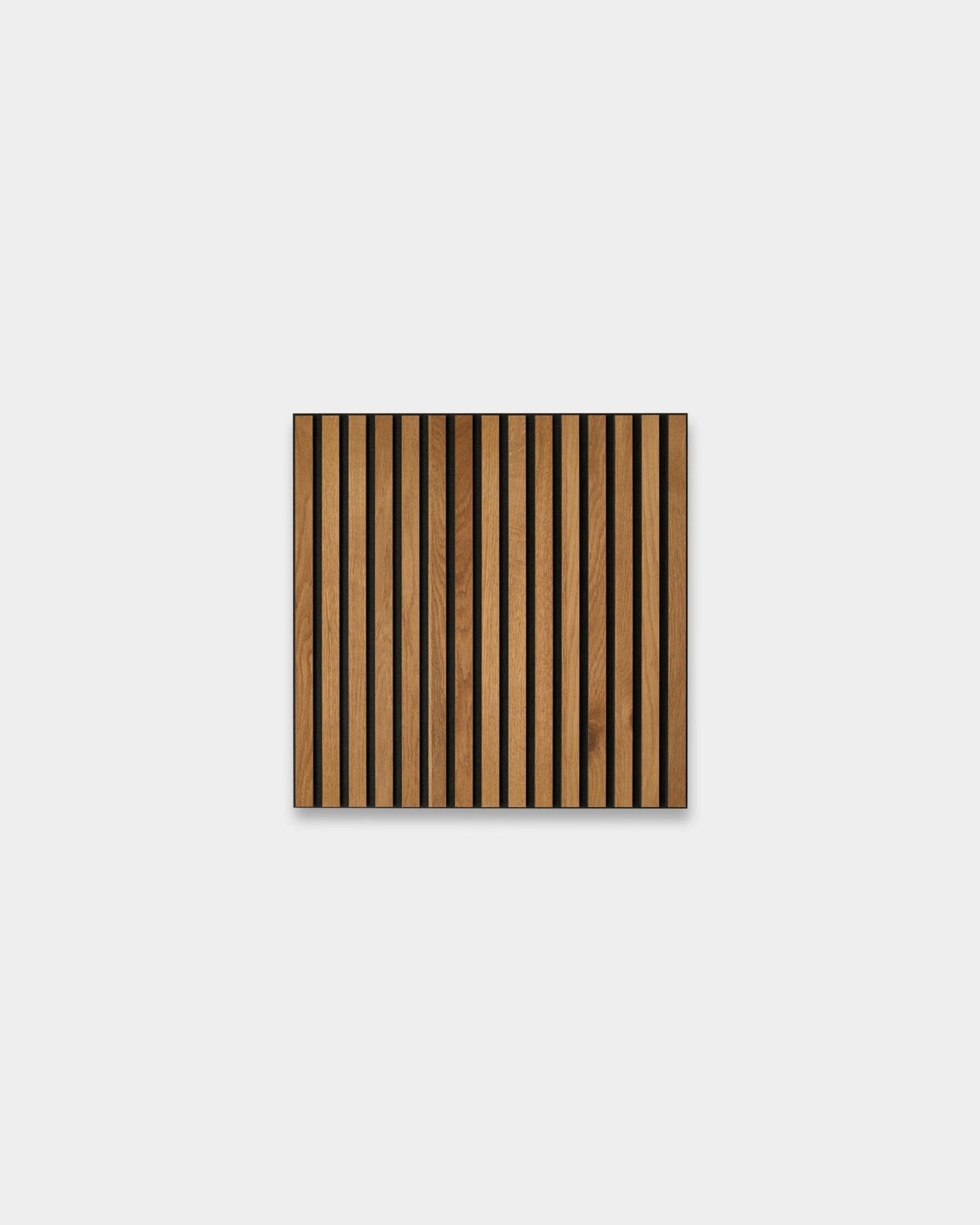 Le Akupixel Brown Oak 60x60 cm Panneau acoustique de WoodUpp présente un design nordique avec une alternance de bois brown clair et de rayures black sur fond gris.