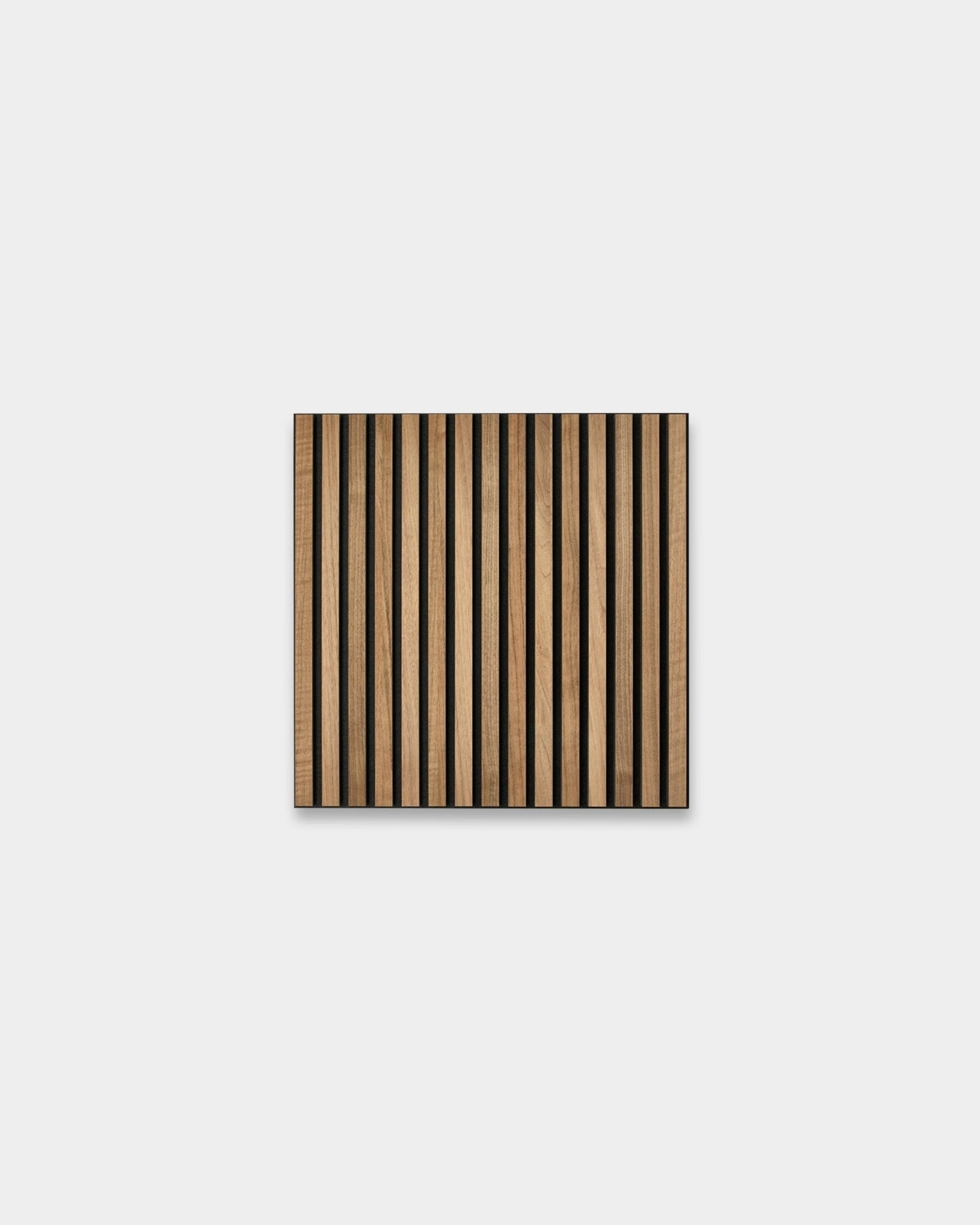 Le Akupixel Panneau acoustique WoodUpp en noyer, 60 x 60 cm, présente un design scandinave à lattes avec des rayures alternées de bois clair et foncé sur une base grise.