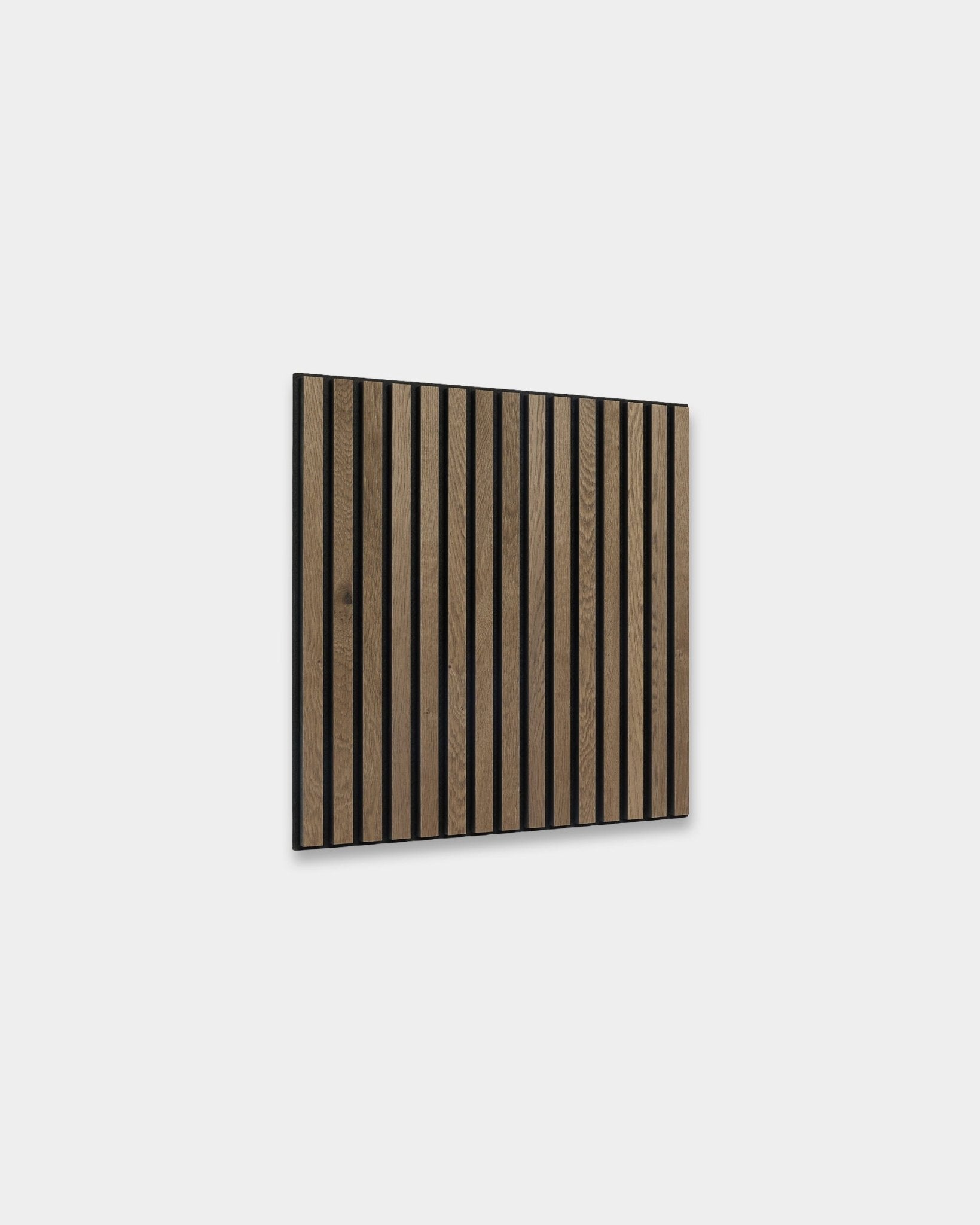 Panneau Panneau acoustique WoodUpp Akupixel en grey oak, 60 x 60 cm, avec des lattes verticales brun brown foncé dans un style scandinave, sur un mur gris clair.