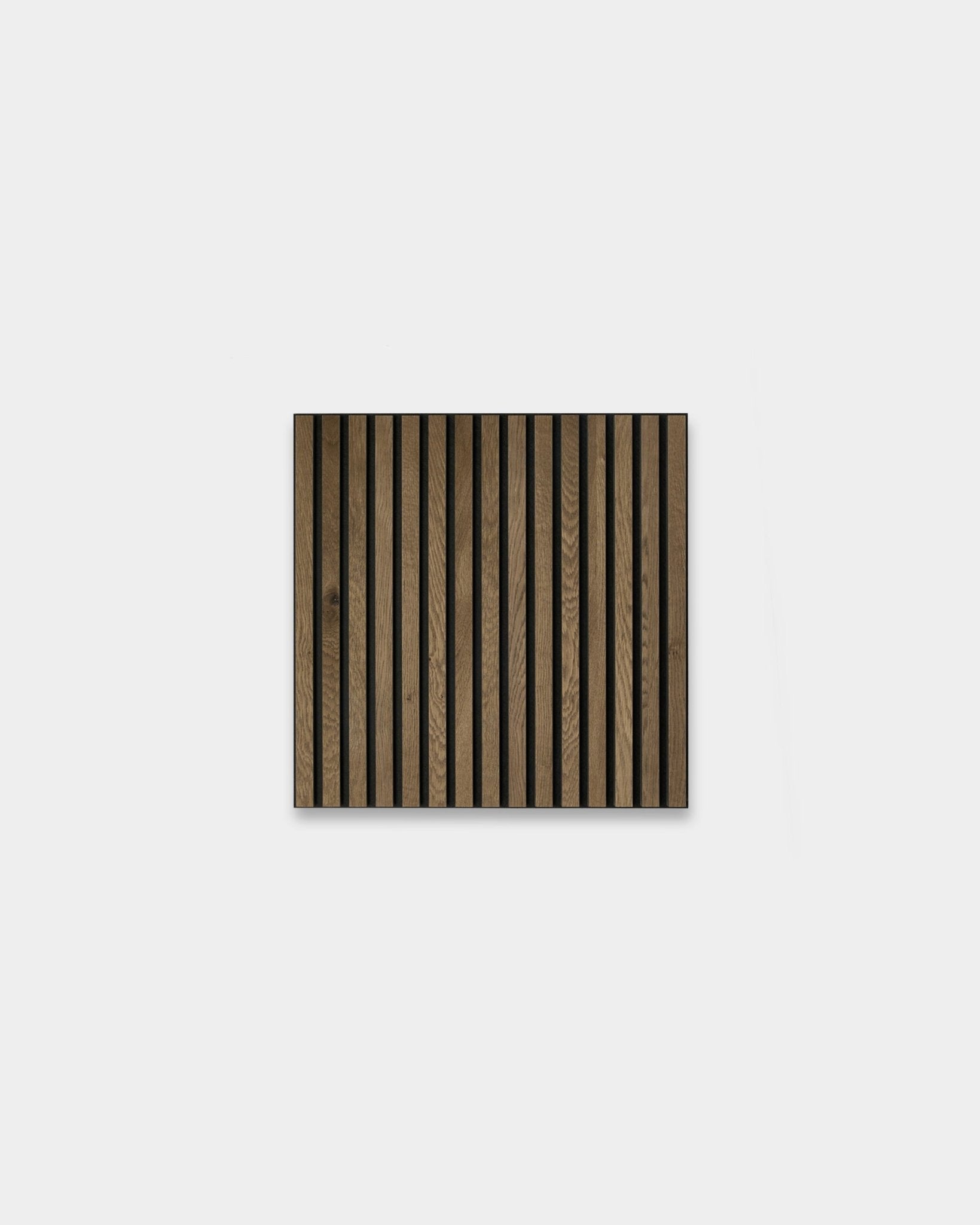 WoodUpp Akupixel Grey Oak 60x60cm : panneau carré scandinave Panneau acoustique avec des lattes en chêne sombres et claires verticales sur fond gris clair.