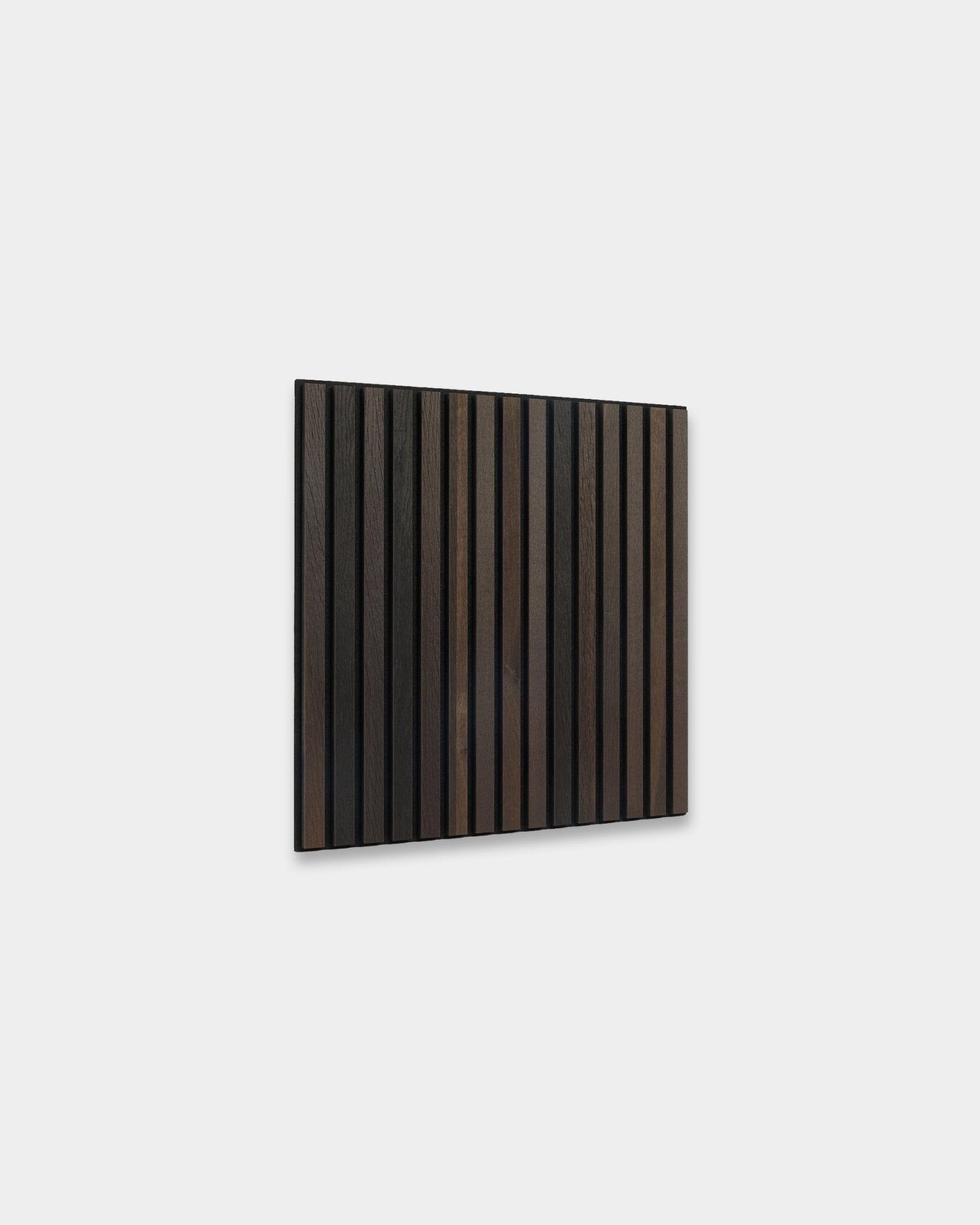 WoodUpp Akupixel Panneau acoustique en Smoked Oak, 60x60 cm, avec des lattes vertical black et brown foncé, dans un design minimaliste d’inspiration nordique.