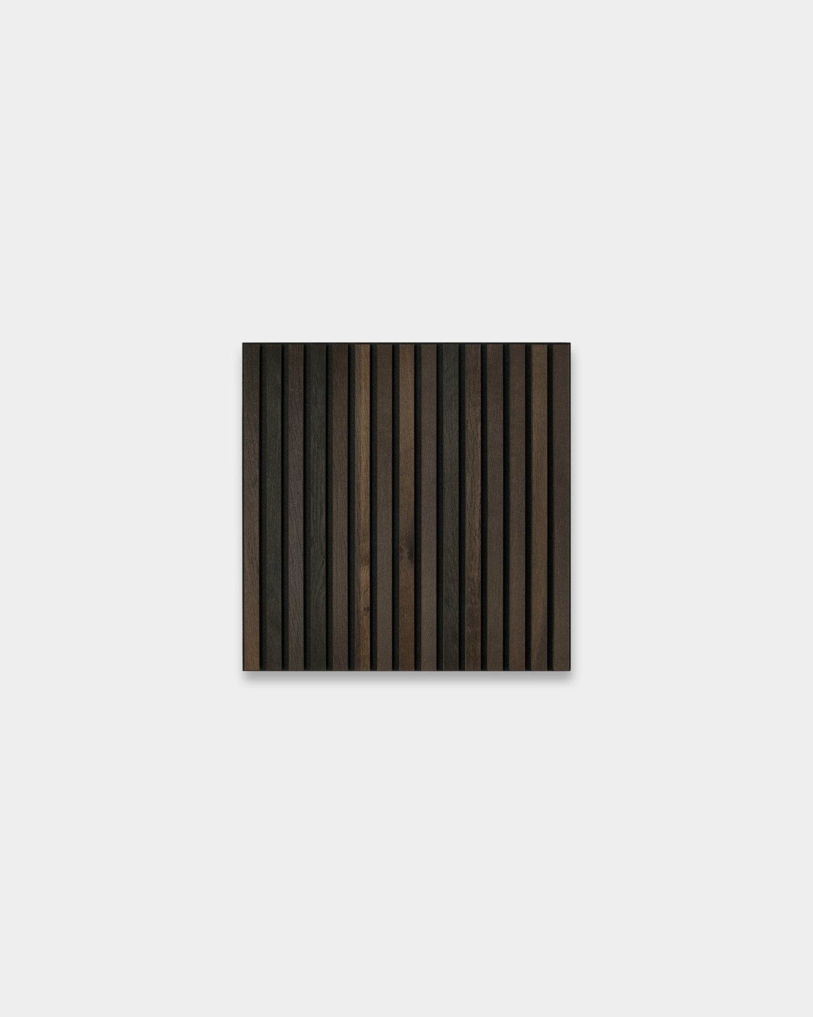 WoodUpp Akupixel Smoked Oak Panneau acoustique, 60x60 cm, rectangulaire avec des lattes en bois brown foncé et clair sur un fond gris clair de style scandinave.