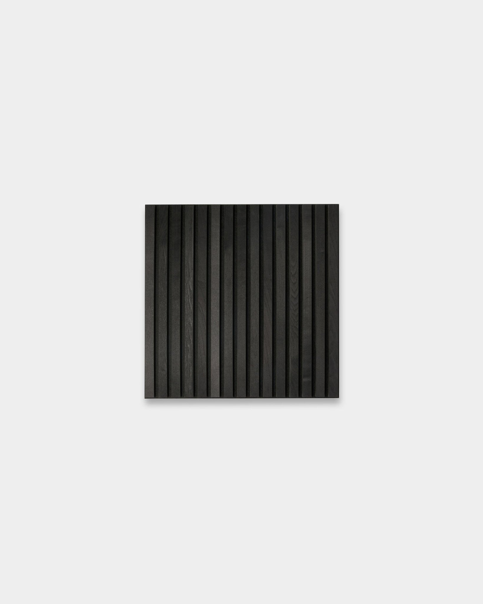 Panneau Akupixel Black Ash Panneau acoustique WoodUpp, 60 x 60 cm, avec des rainures verticales pour des intérieurs nordiques minimalistes ; fait partie de la collection Tonal.