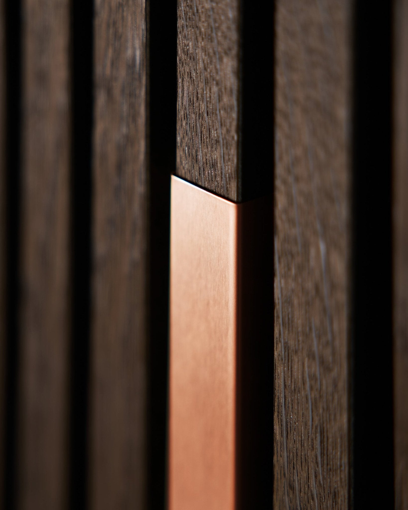 Nahaufnahme von WoodUpp Akupanel Liva | Cover in Copper, 60 cm, mit verticalen Akustikholzlamellen mit copper-Akzent für mehr Struktur und Kontrast.