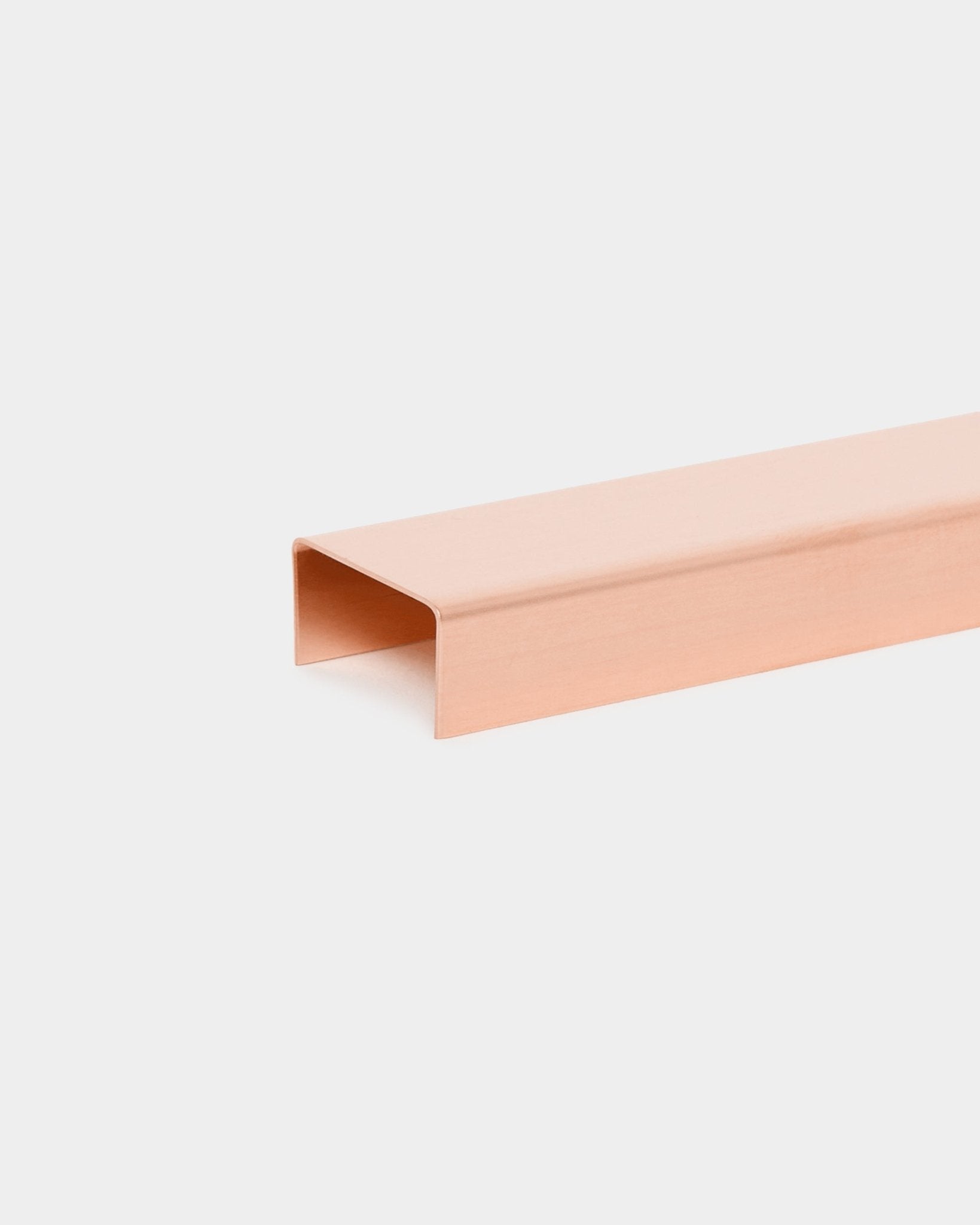 Liva | Cover / Copper, 20 cm von WoodUpp ist ein rechteckiges copper-Accessoire für Akupanel Akustikpaneele und ist vor einem schlichten weißen Hintergrund dargestellt.