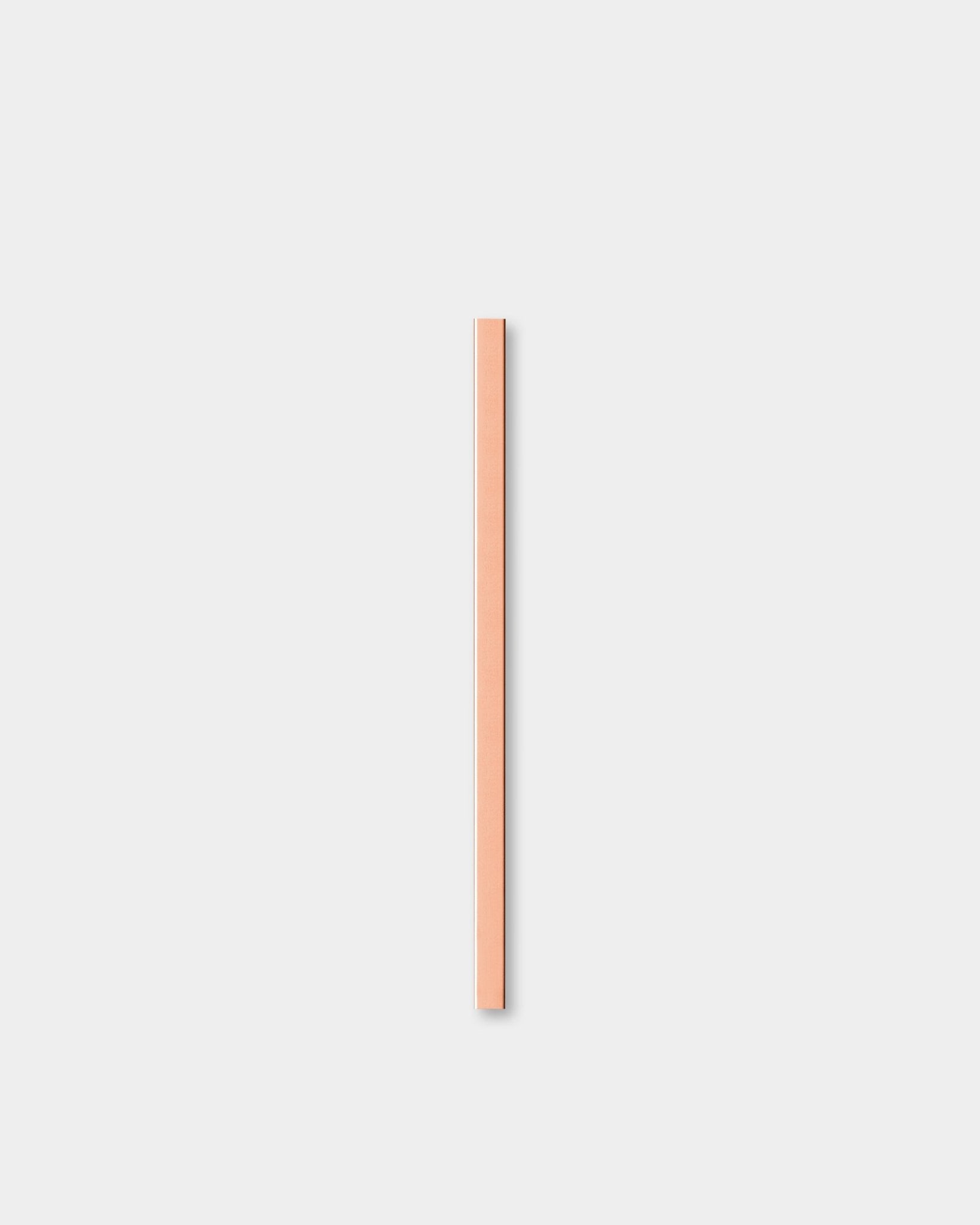 Das Liva | Cover / Copper, 60 cm Akustikpaneel von WoodUpp steht vertikal vor einem schlichten hellgrauen Hintergrund.