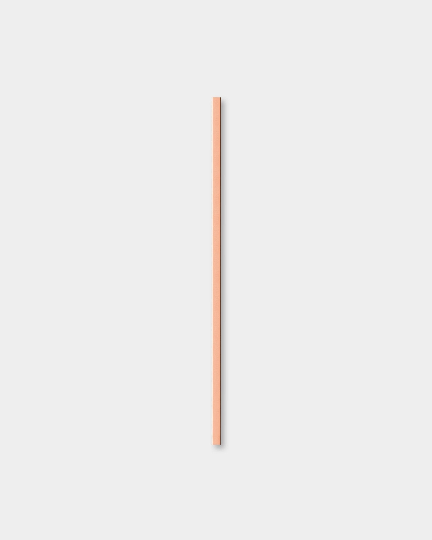 WoodUpp Liva Cover en Copper, 120 cm, un accessoire en bois brown clair conçu pour s’utiliser avec les panneaux acoustiques en bois Nordic Akupanel, comme touche minimaliste.