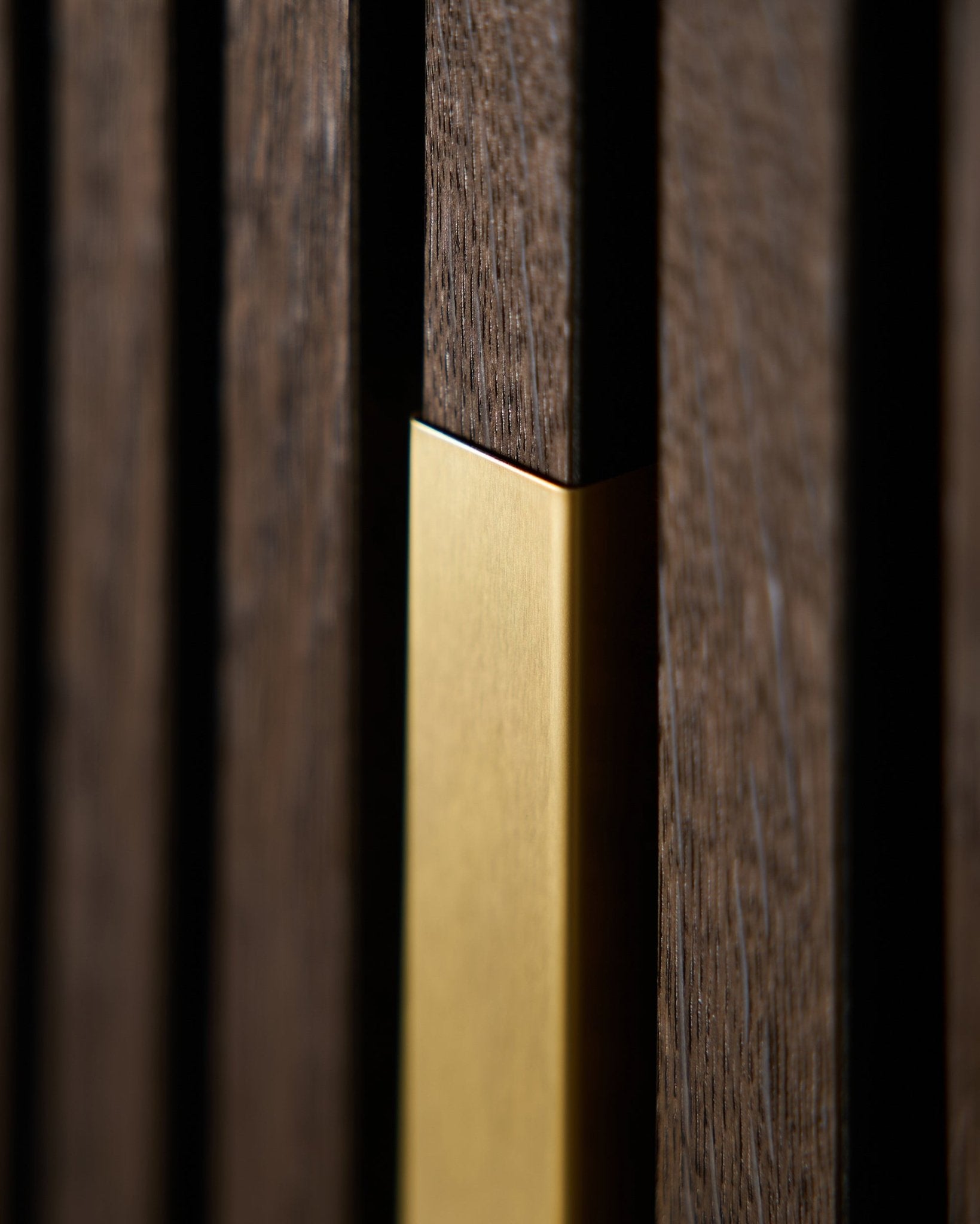 Gros plan sur le WoodUpp Liva | Cover / Brass, 120 cm — un vertical Panneau acoustique avec une finition dorée mate, conçu pour des applications murales décoratives.