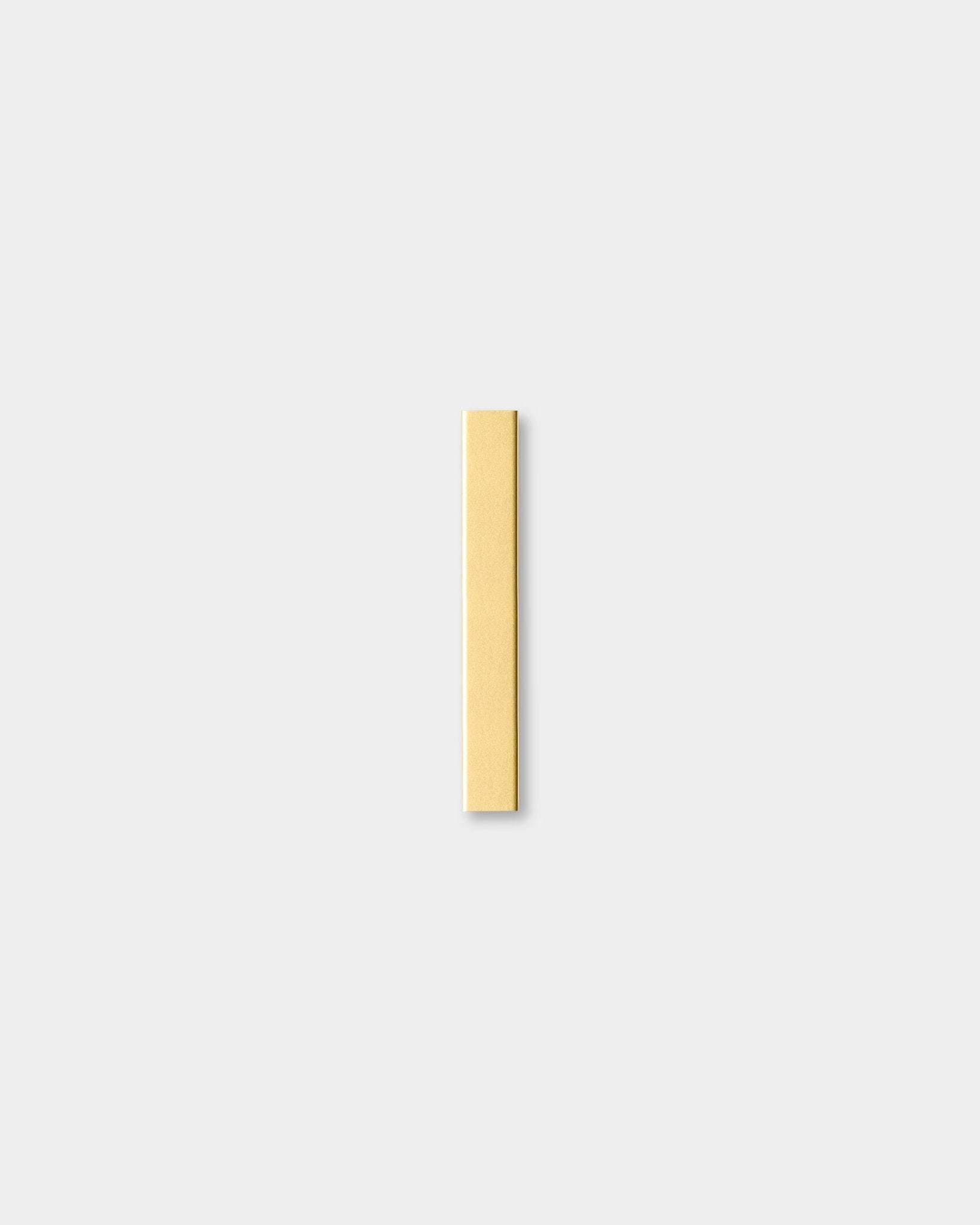 Einzelnes vertical-Akustikpaneel aus WoodUpps Liva-Kollektion in beige mit Akzenten in brass, 20 cm breit, mittig vor einem schlichten hellgrauen Hintergrund platziert.