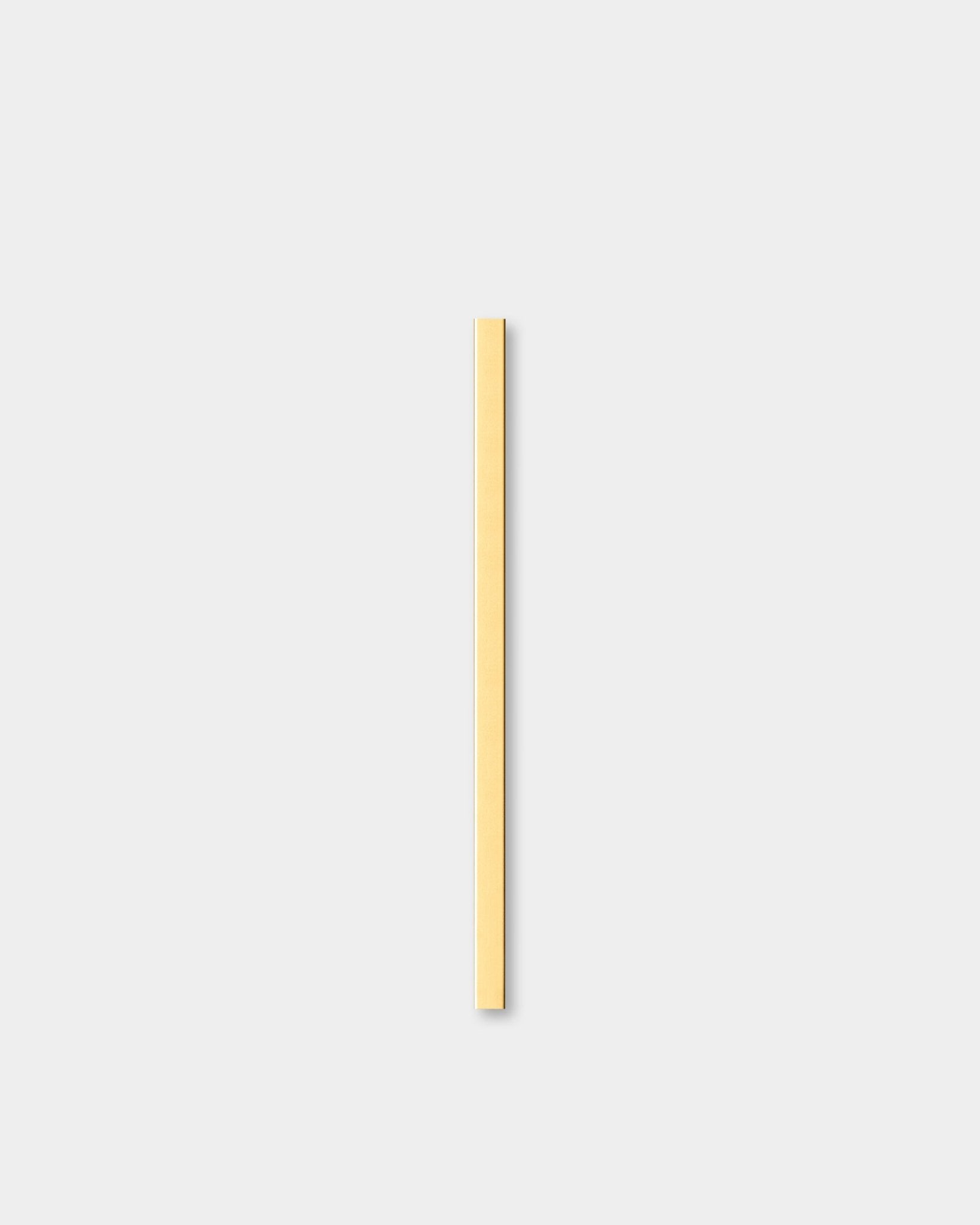 Le Liva | Cover en brass, 60 cm, de WoodUpp, un Panneau acoustique, est présenté à la verticale sur un fond gris clair, à côté d’une moulure murale décorative.