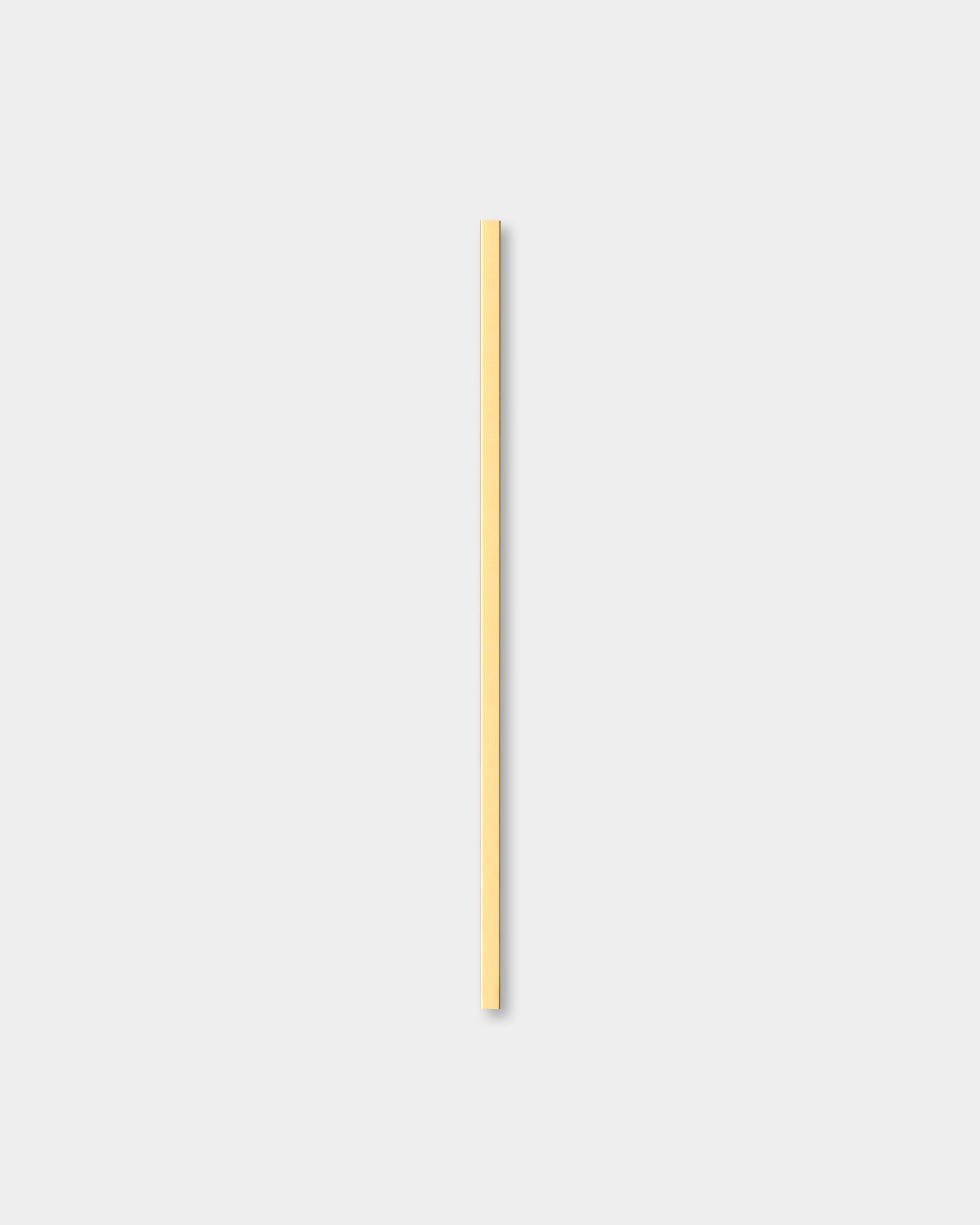 Das Liva | Cover / Brass, 120 cm Akustikpaneel von WoodUpp ist mittig vor einem schlichten, hellgrauen Hintergrund platziert und zeigt sein minimalistisches nordisches Design.