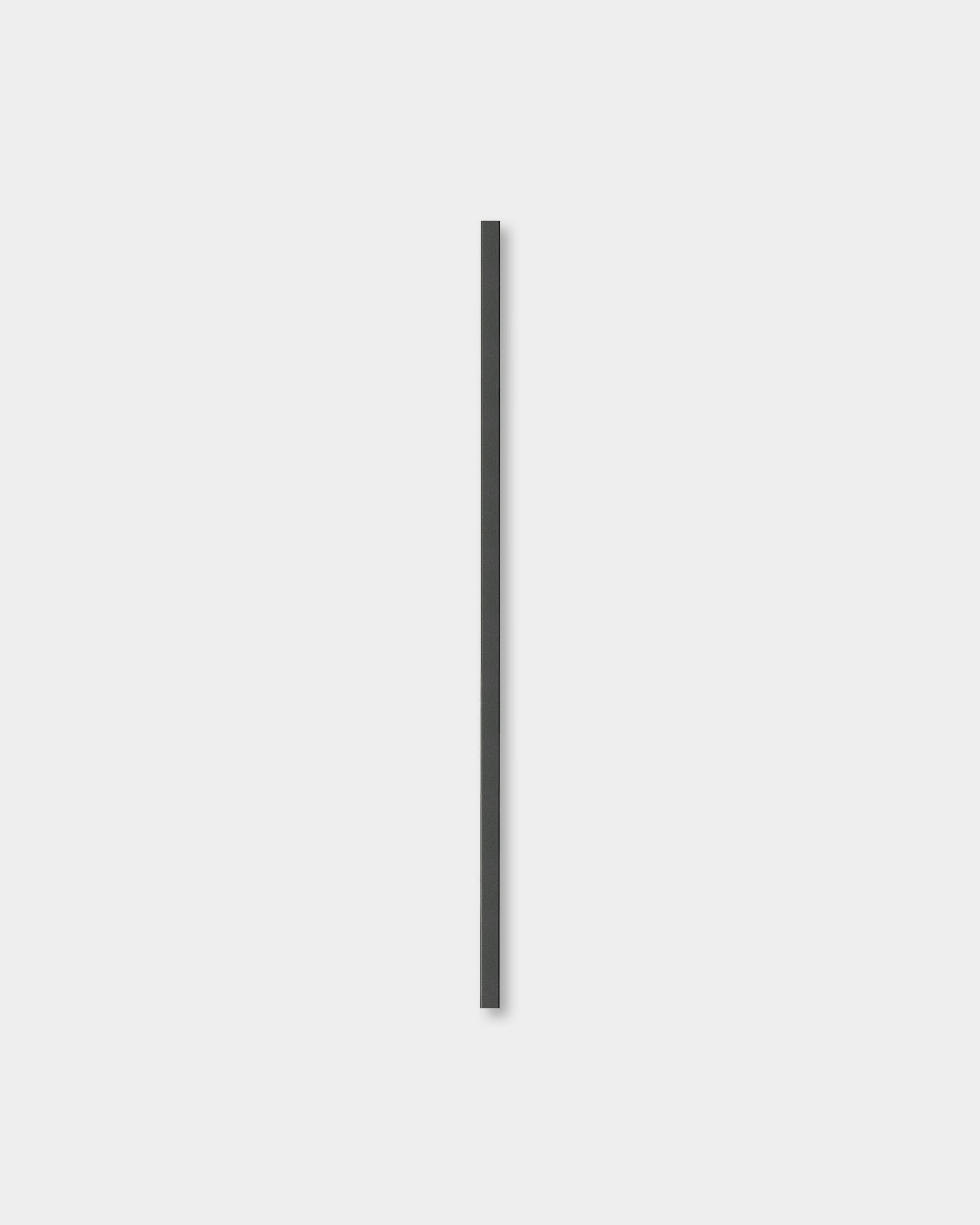 Le Liva | cache en aluminium black, 120 cm, par WoodUpp, conçu comme un cache vertical pour les panneaux acoustiques en bois Akupanel ou les intérieurs nordiques minimalistes.