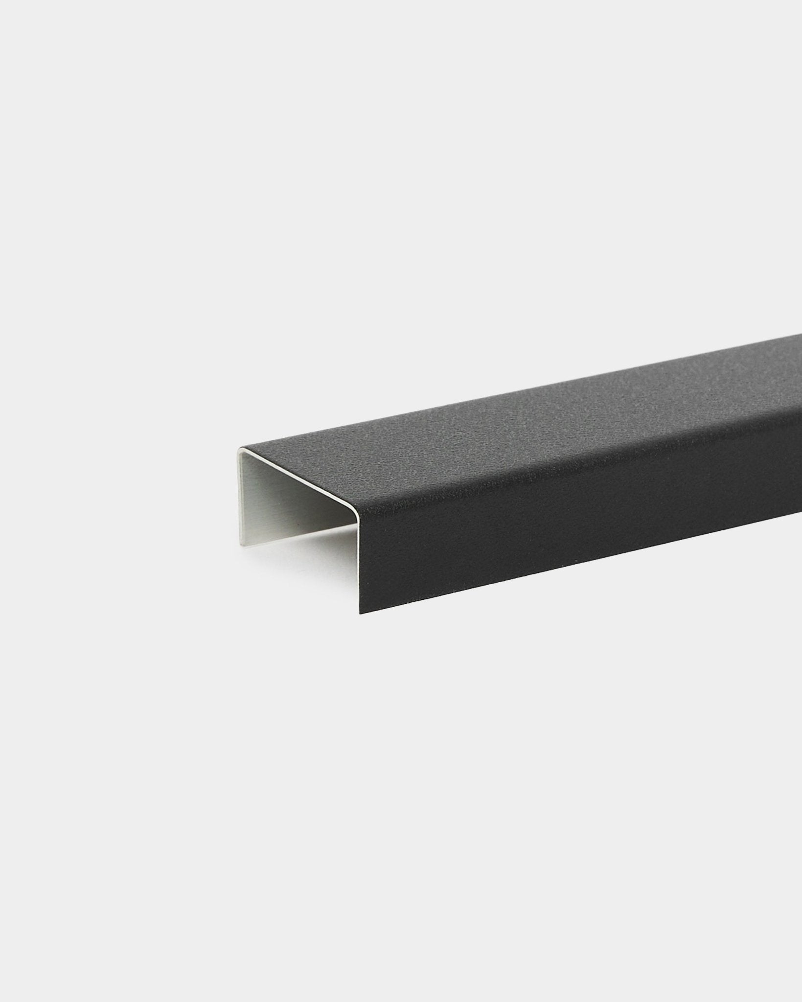 Le cache en U Liva en aluminium black (120 cm) de WoodUpp, conçu pour les panneaux acoustiques Akupanel, présenté sur un fond blanc uni.