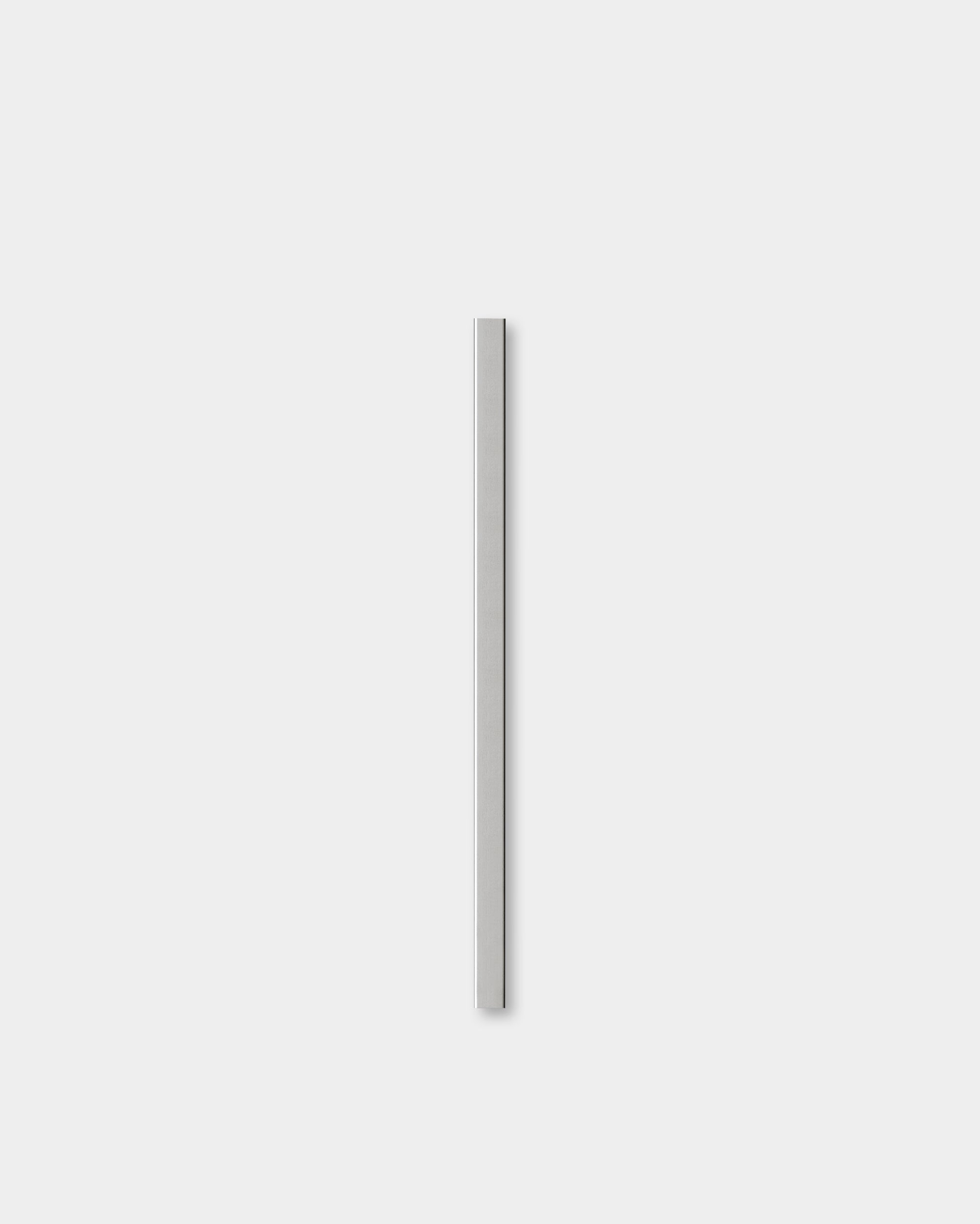 Le Liva | Cover en steel poli (60 cm) de WoodUpp est présenté sur un fond gris clair, mettant en valeur son design nordique minimaliste de Panneau acoustique.