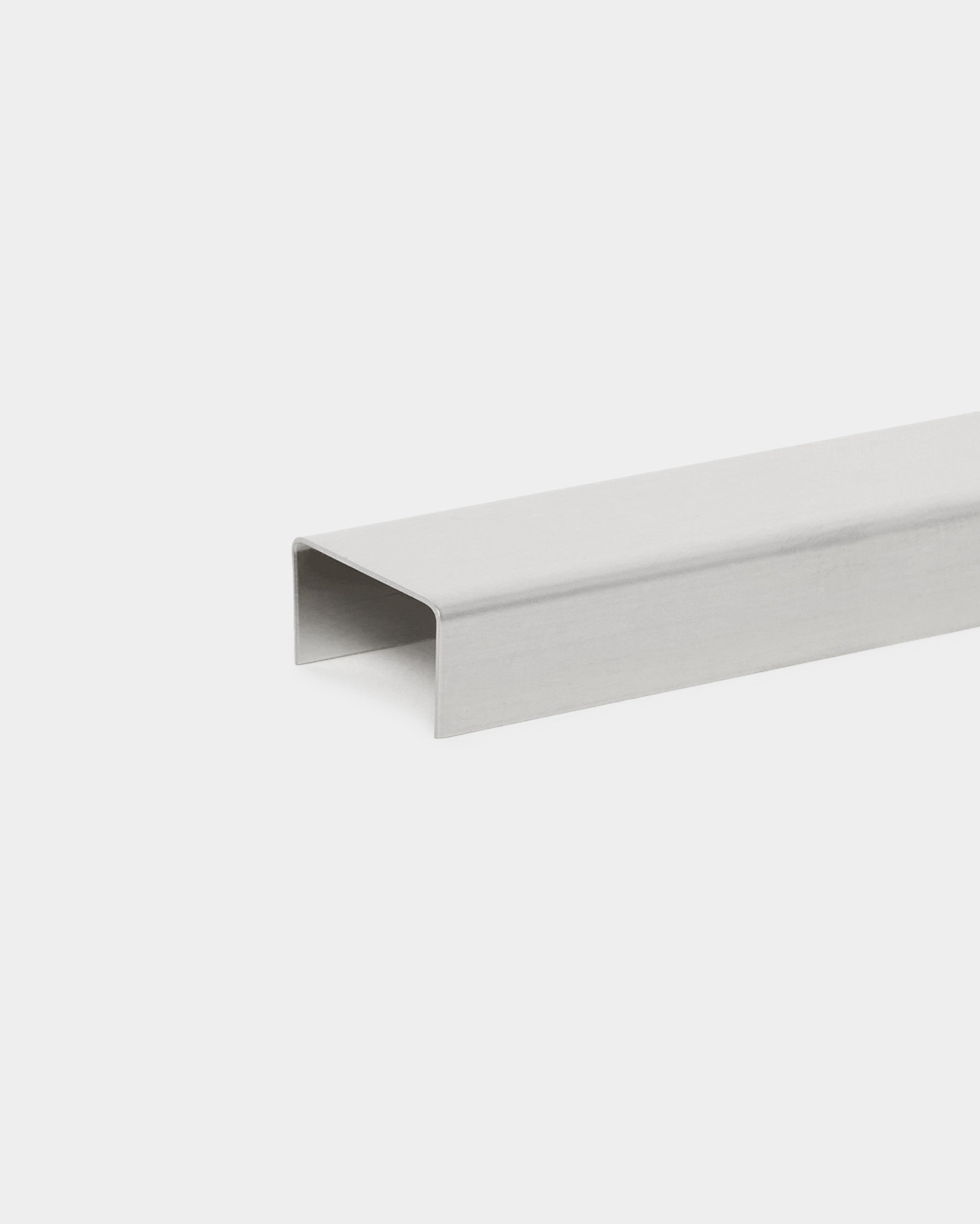 Liva Cover de WoodUpp : accessoire en profilé métallique en U de 60 cm en steel poli, conçu pour être utilisé avec les panneaux acoustiques Akupanel, présenté sur fond blanc.