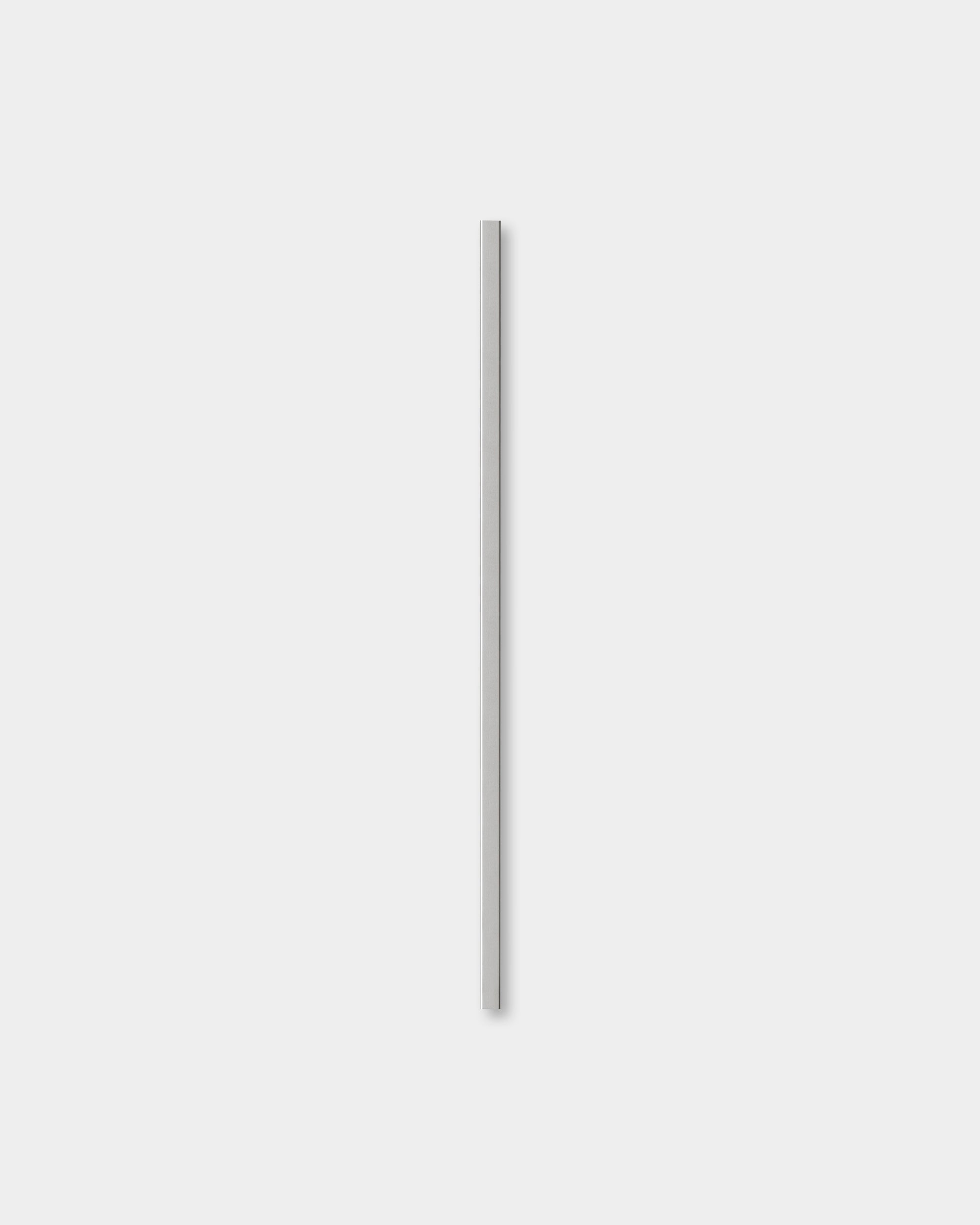 Un seul cache Liva en steel poli, de 120 cm de haut, signé WoodUpp, se dresse verticalement sur un fond gris clair et met en valeur son design nordique moderne.