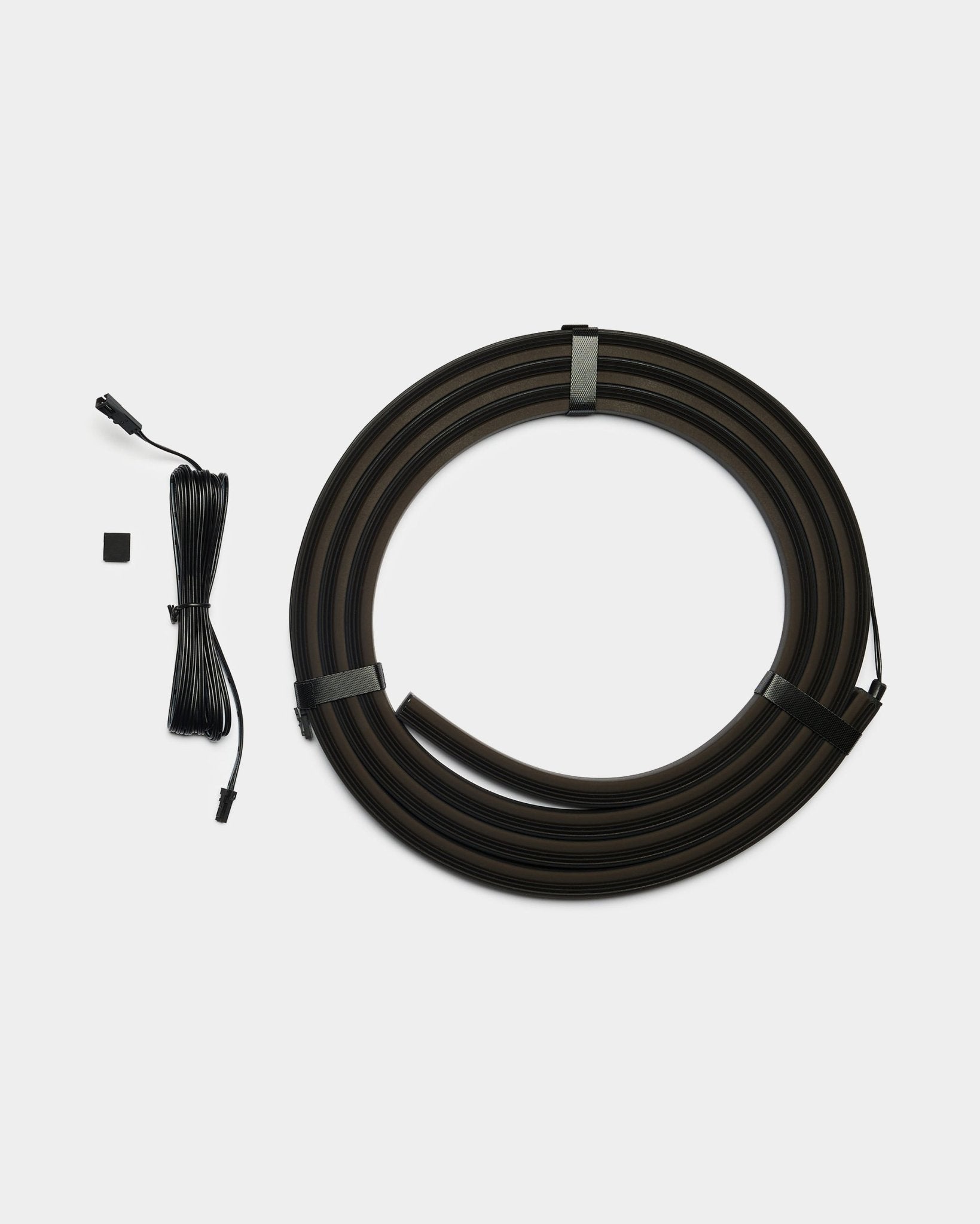 Bande LED Lumi de WoodUpp, avec deux bandes black de 240cm avec connecteurs et un composant small ; conçue pour s’intégrer aux panneaux acoustiques, compatible Philips Hue.