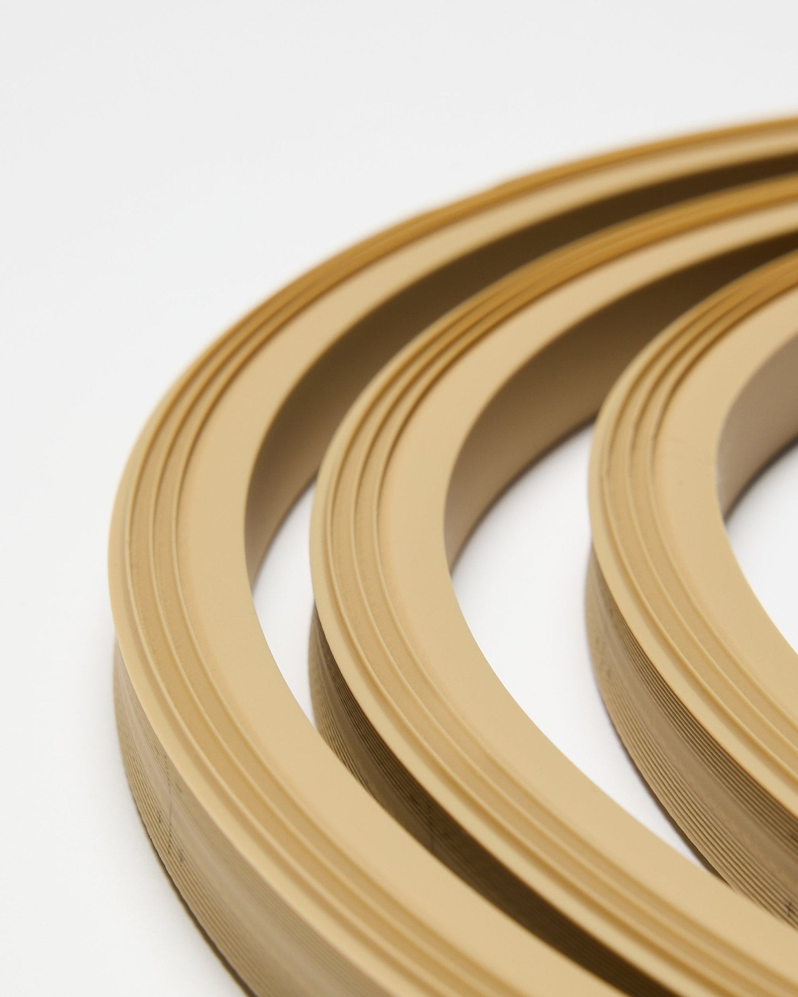 Nahaufnahme der WoodUpp Lumi LED-Lichtleiste in beige, 240 cm lang, vor weißem Hintergrund gezeigt; entwickelt zur Integration mit Akupanel Akustikpaneelen oder Philips Hue Systemen.