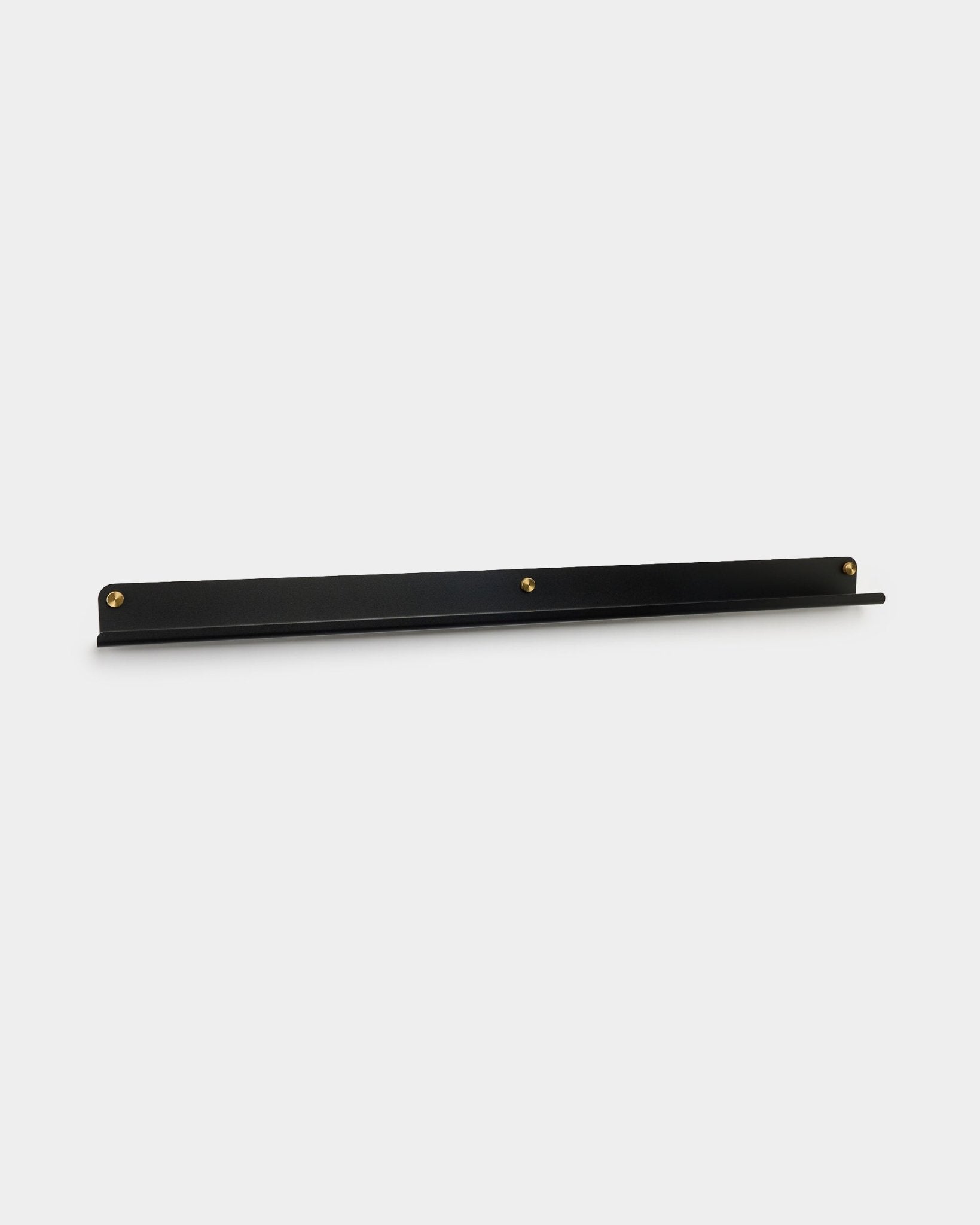 Das Norr Narrow Shelf in black von WoodUpp, 115,9 cm, wandmontiert mit drei brass-Rändelschrauben, gezeigt vor einem schlichten weißen Hintergrund.