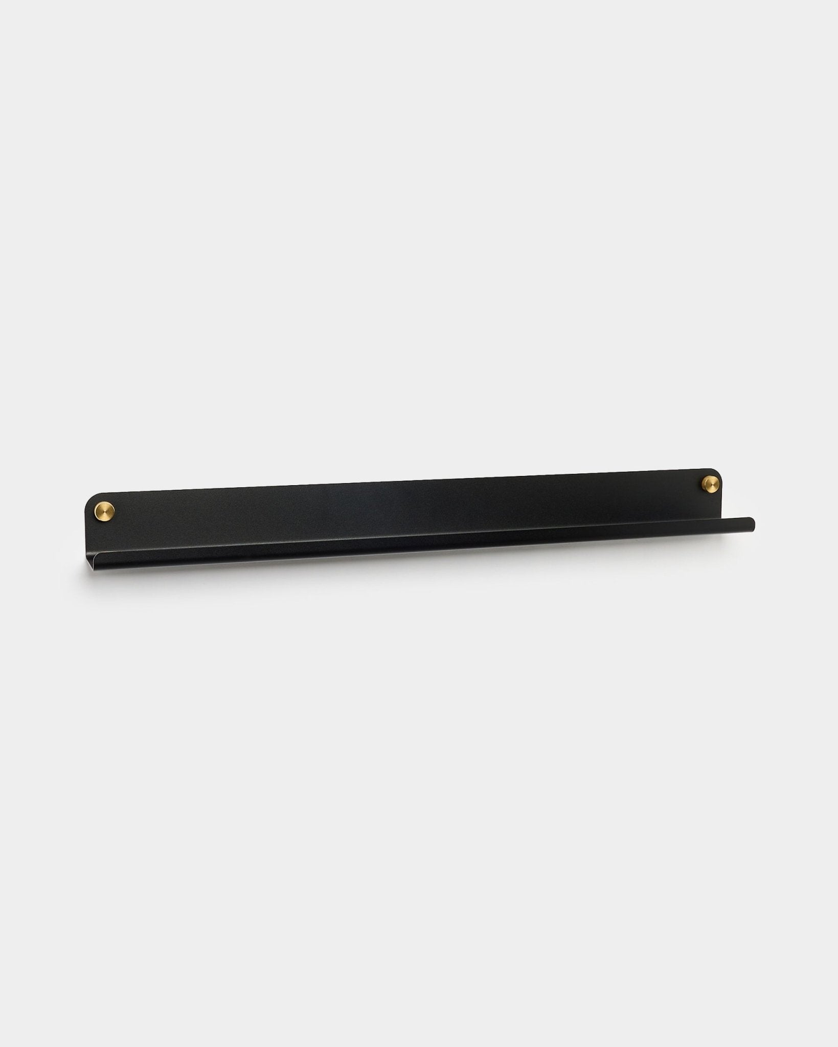 Étagère étroite Norr en black par WoodUpp, 75,9 cm, avec un design fin en steel et des vis brass-colored, conçue comme accessoire pour les panneaux acoustiques.