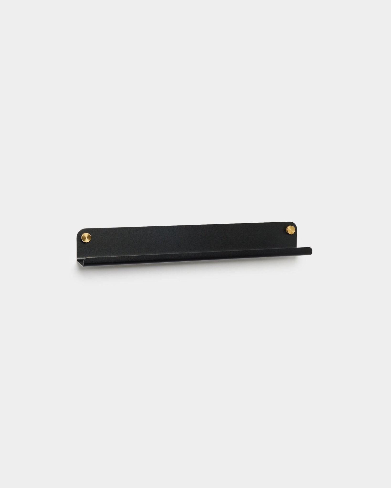 L’étagère étroite Norr en black steel, 51,9 cm, de WoodUpp avec des vis en brass, au design minimaliste, est présentée sur un fond gris clair uni.