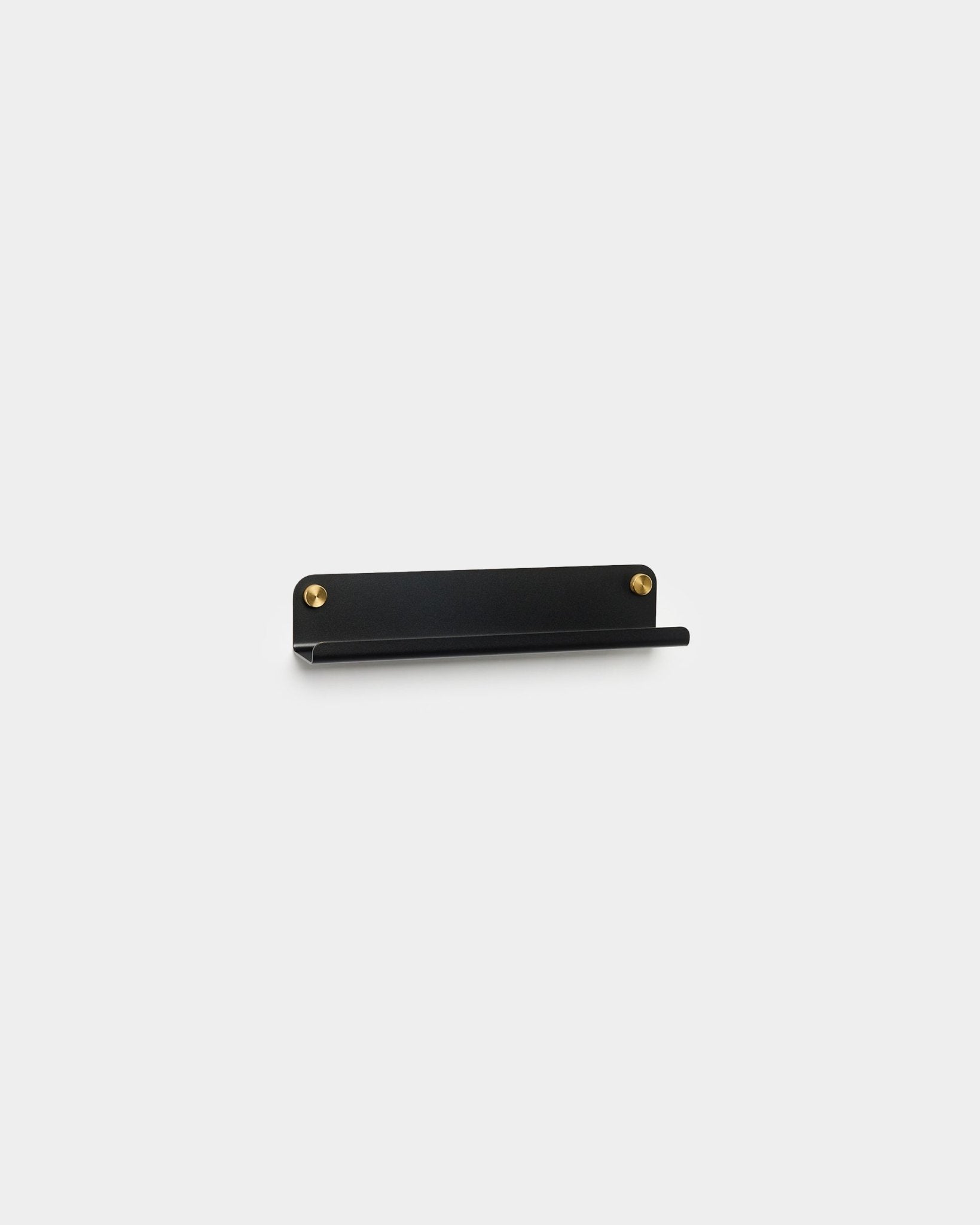 WoodUpp Norr Narrow Shelf en black, de 35,9 cm, avec deux vis de fixation dorées, sur fond gris clair.