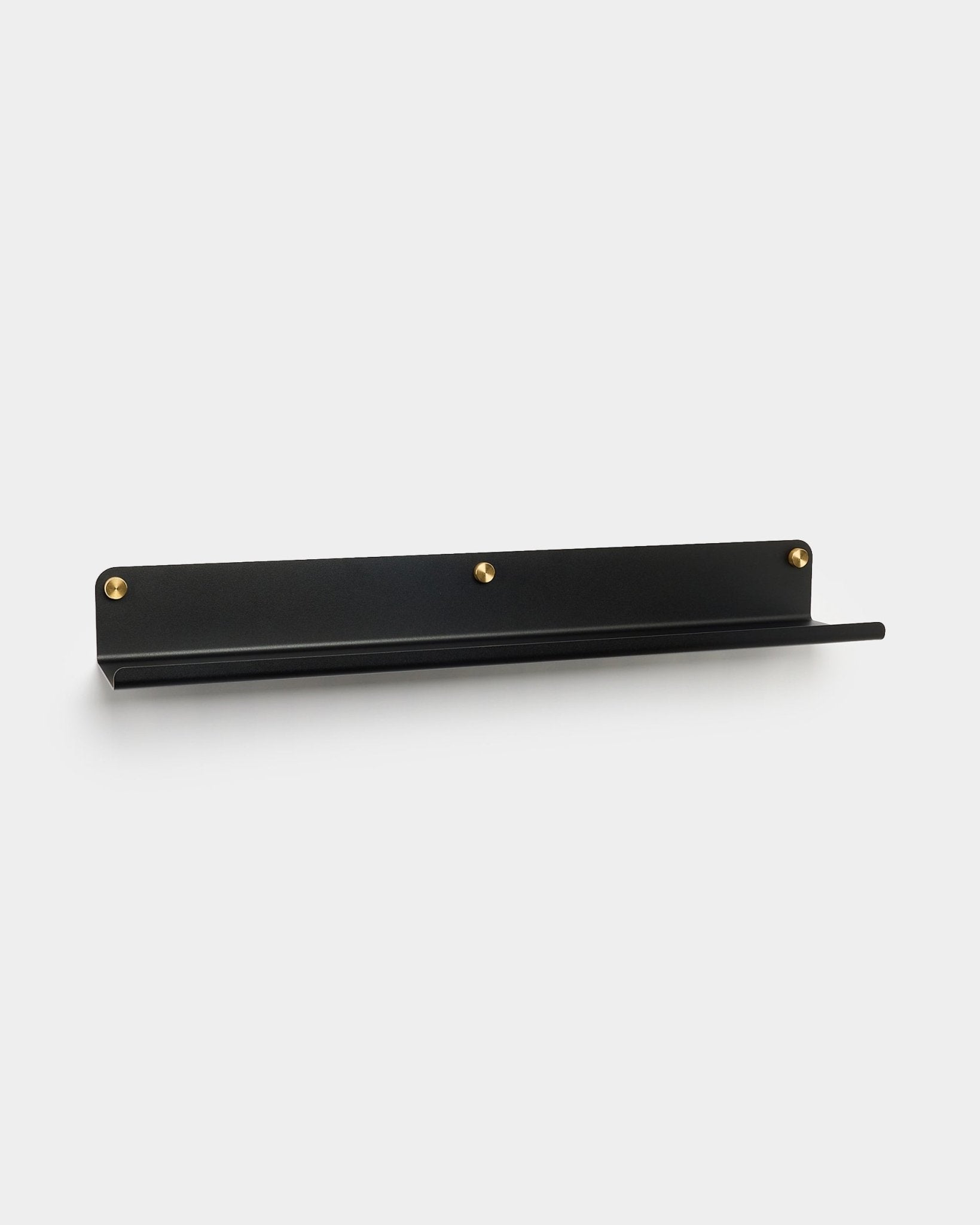 L’étagère large Norr en black (75,9 cm) de WoodUpp, en steel galvanisé avec trois vis dorées, accessoire pour Akupanel, présentée sur un fond blanc uni.