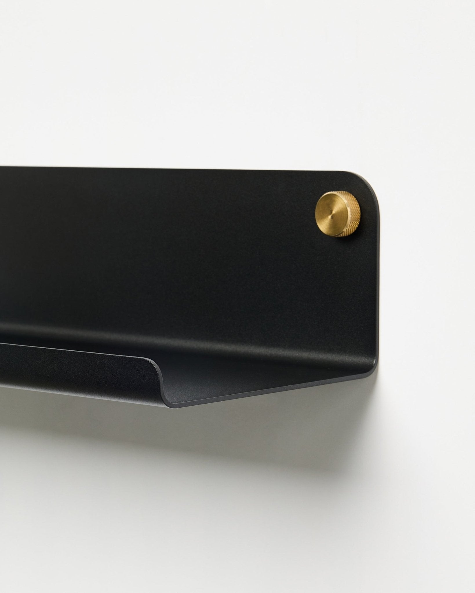 Gros plan sur l’accessoire étagère large WoodUpp Norr (51,9 cm) en métal black thermolaqué avec vis dorée, présenté sur un fond blanc uni.