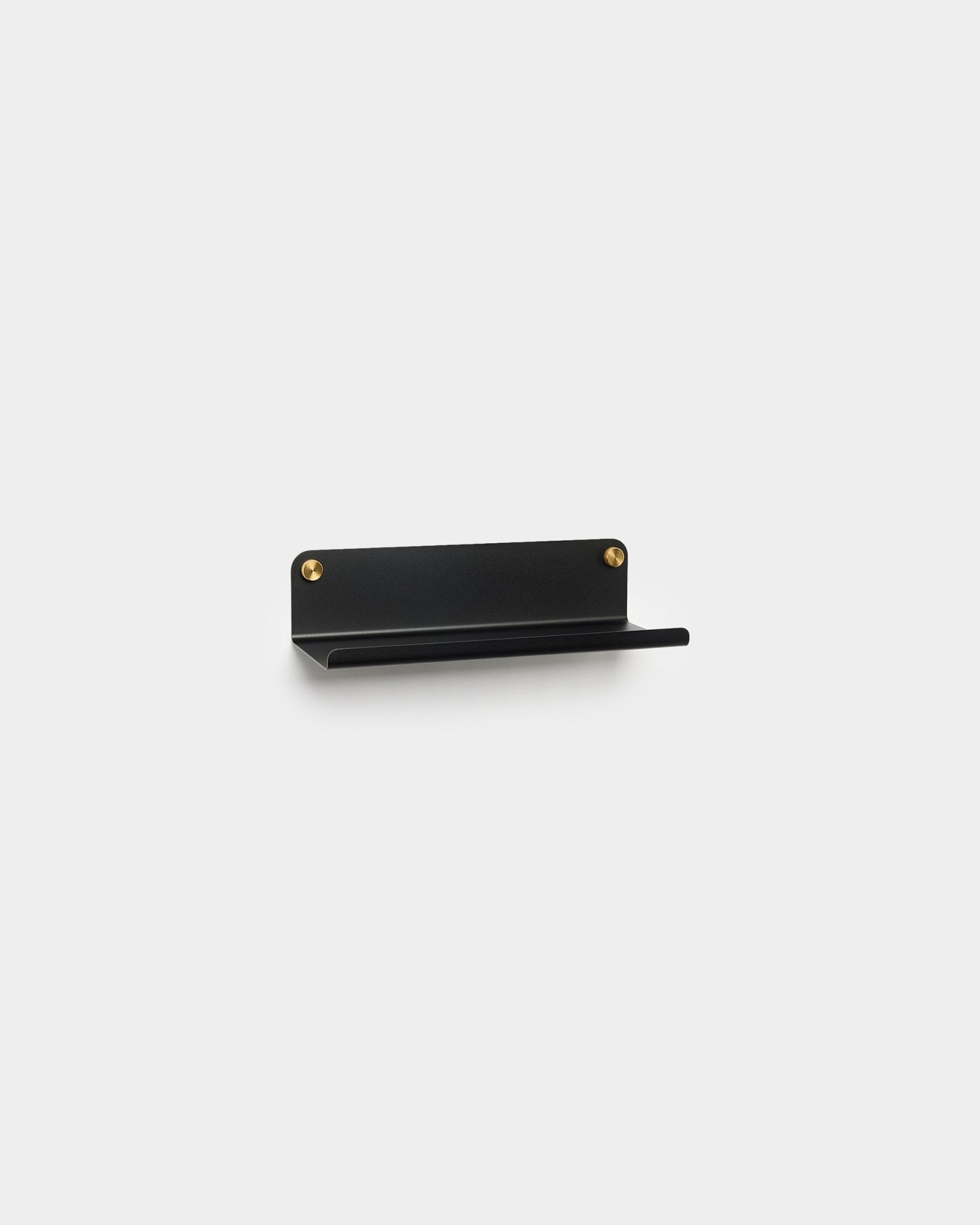 L’étagère large Norr en black de WoodUpp, 35,9 cm, avec un design nordique minimaliste et deux vis visibles en brass, sur un fond blanc uni.