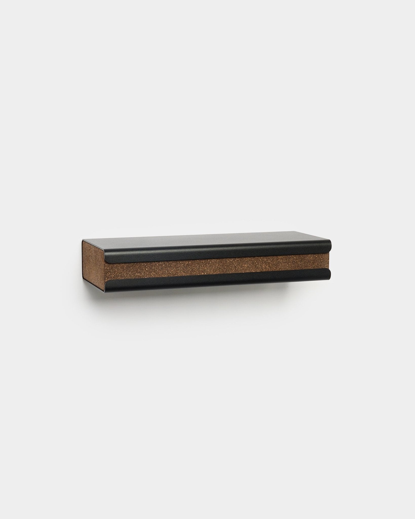 Norr Key Tray de WoodUpp, une étagère accessoire nordique minimaliste en black, avec tiroir push-open et bande en liège fumé, largeur 35,9 cm.