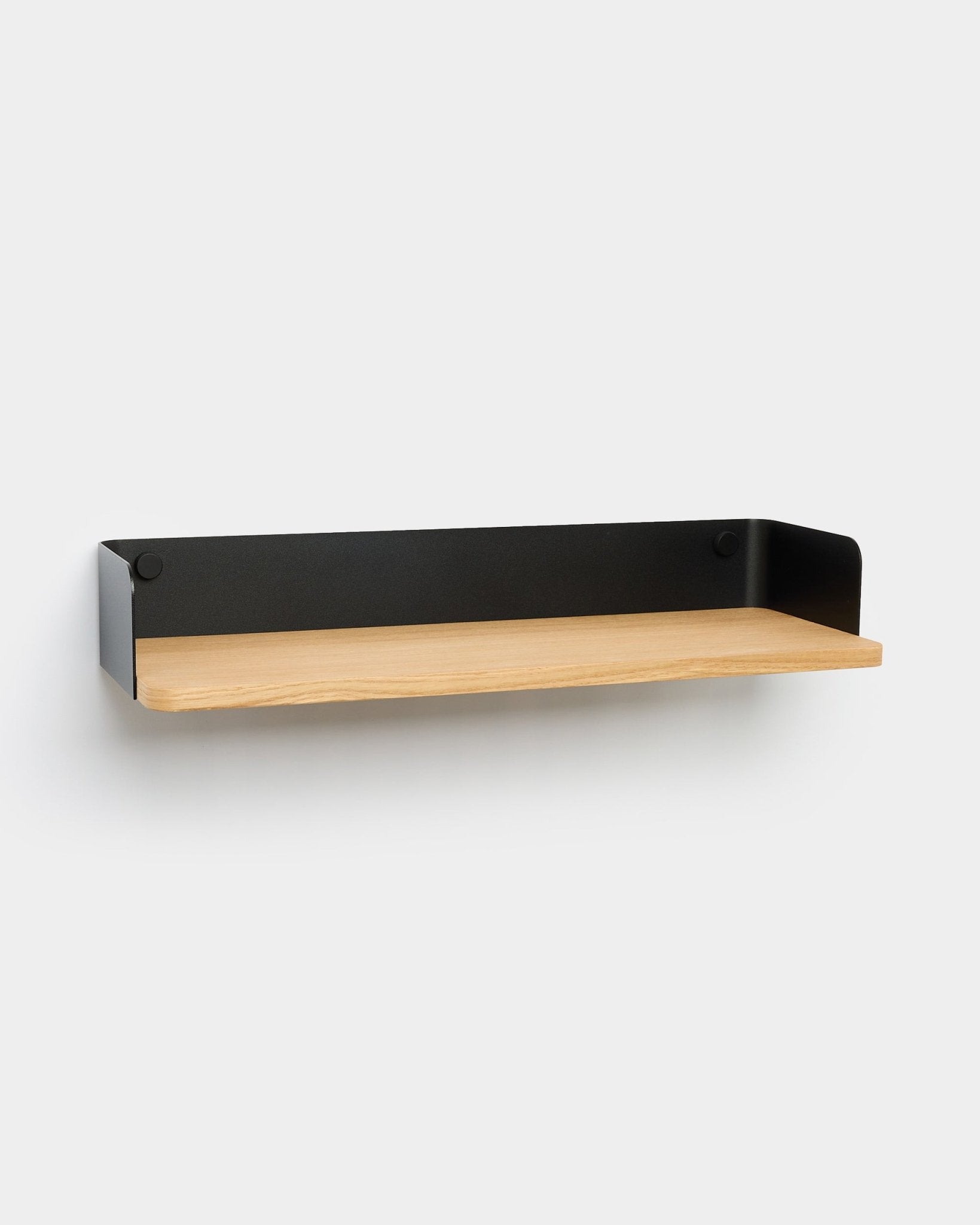 Linn Bücherregal von WoodUpp mit hellem Holzsockel und black Metallseiten, gestaltet in einem minimalistischen nordischen Stil, der moderne Interieurs ergänzt.