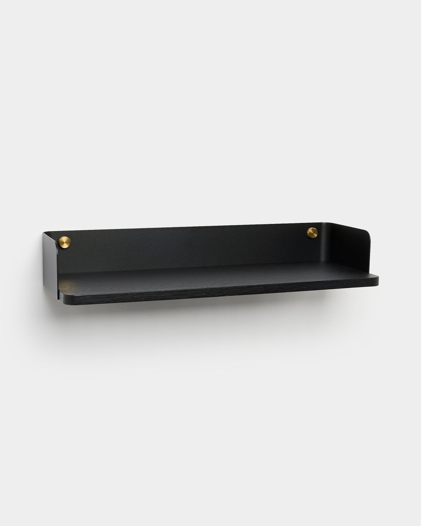 L’étagère Linn de WoodUpp, marque danoise, est en métal black avec des bords relevés et des vis dorées, pensée pour des solutions de rangement modernes.