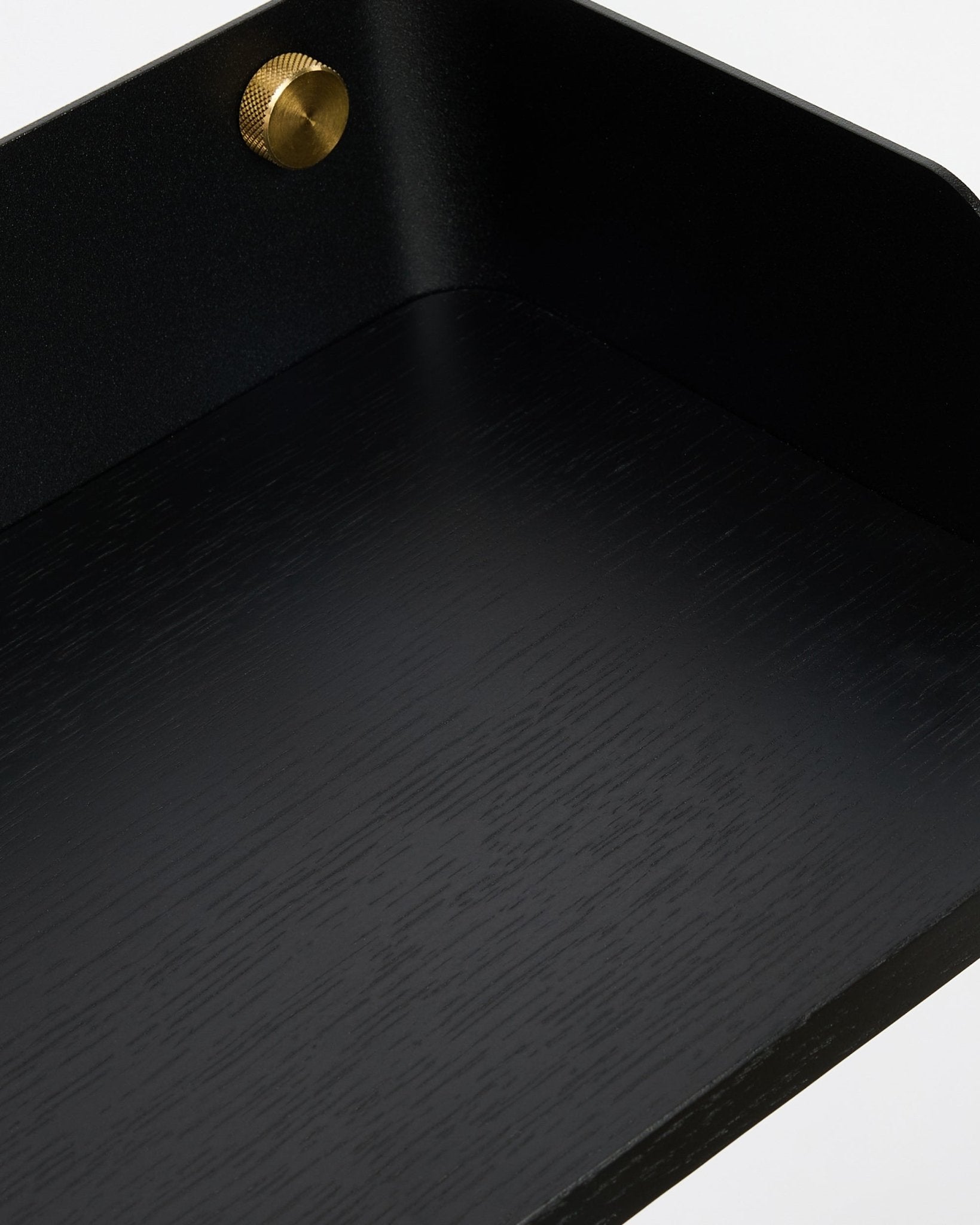 Gros plan sur l’étagère Linn de WoodUpp en Black Oak (55,9 cm), mettant en valeur le veinage du bois nordique et le détail des vis dorées, conçue pour s’accorder avec la collection Akupanel.