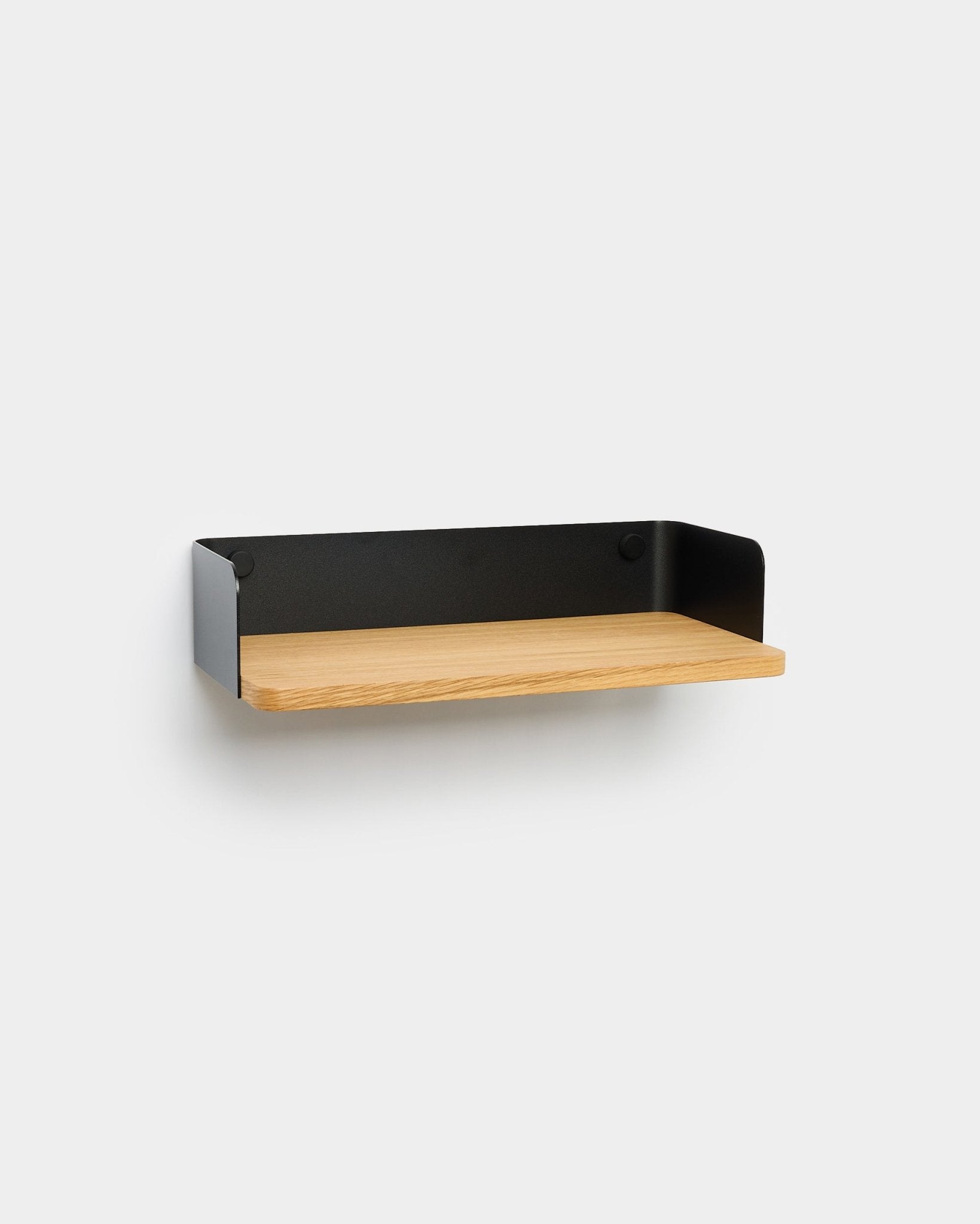 WoodUpp Linn Bücherregal in natural oak, 39,9 cm breit, mit seitlichen Metallelementen in black; nordisches, minimalistisches Wanddesign vor weißem Hintergrund.