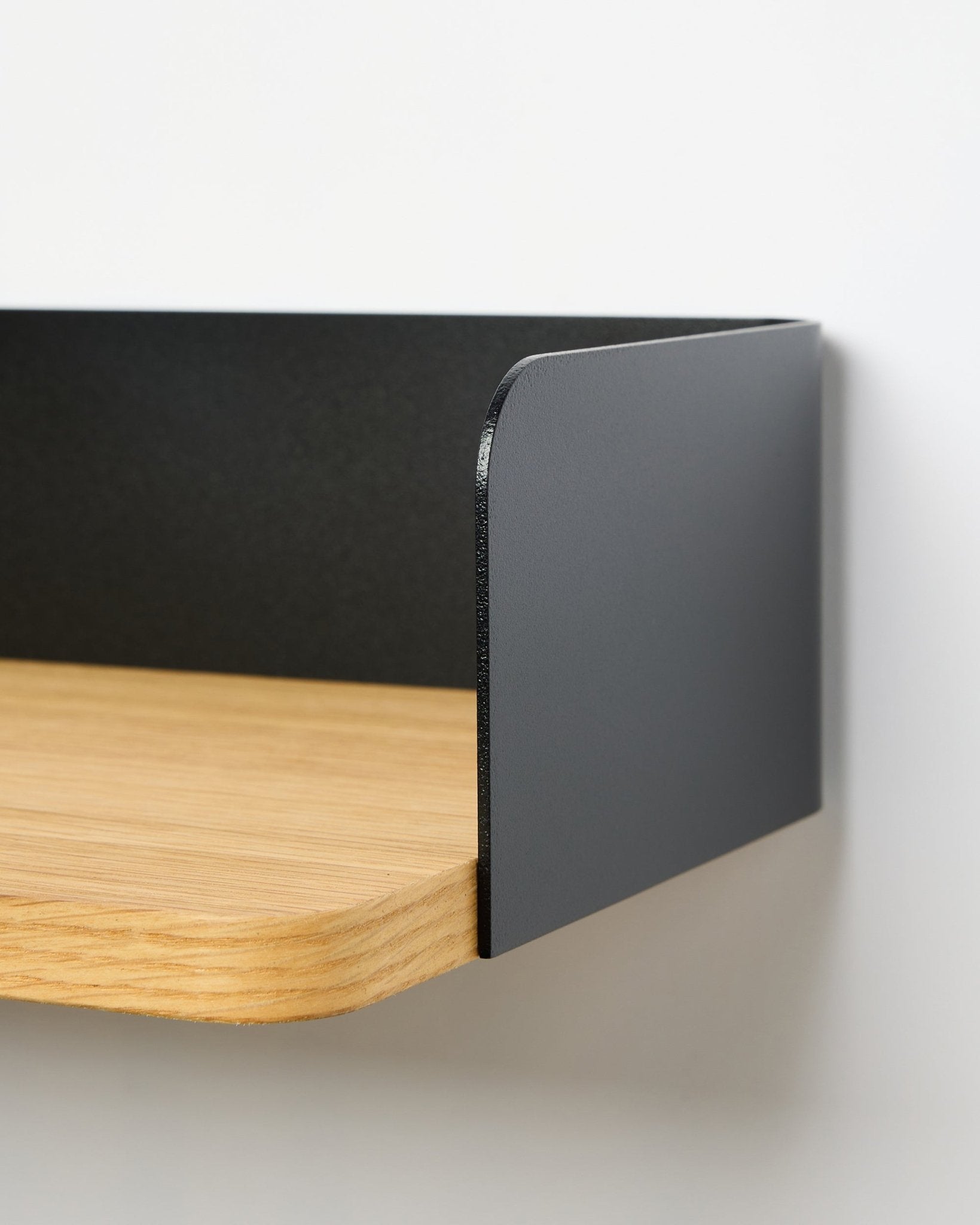 Gros plan sur la bibliothèque WoodUpp Linn en Natural Oak, largeur 39,9 cm, avec un panneau latéral en métal black ; étagère sans perçage sur fond blanc.