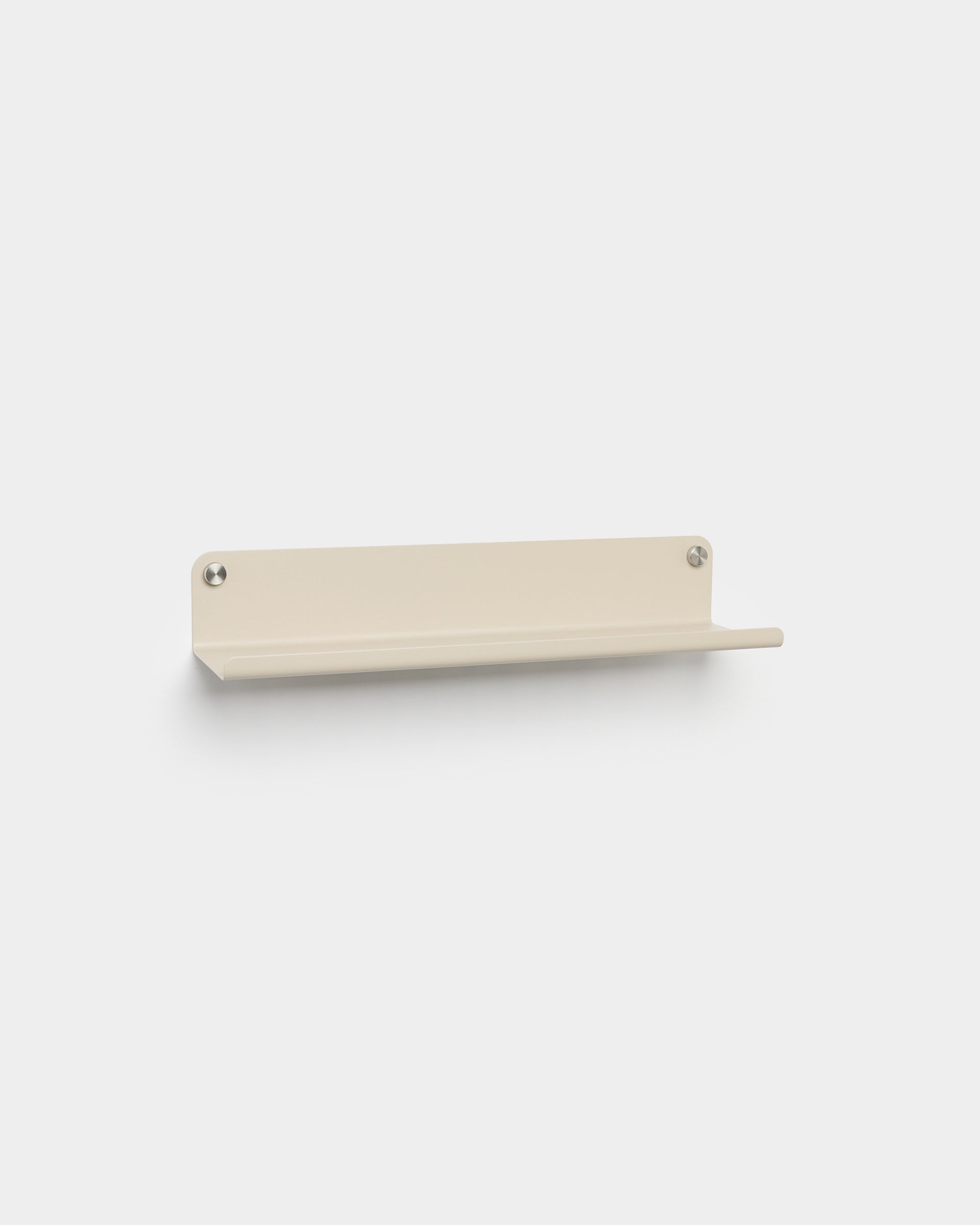 WoodUpp Norr Wide Shelf in beige, 51,9 cm, gezeigt mit zwei Montageschrauben vor schlichtem weißem Hintergrund; kompatibles Zubehör für Akupanel Kollektionen.