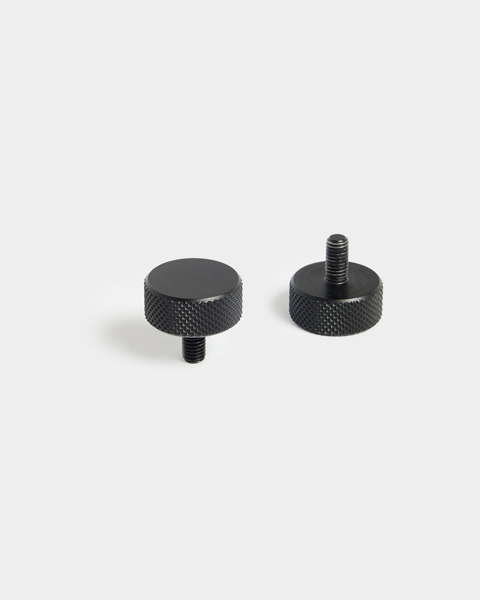 Ein Paar WoodUpp Finger-Schrauben (M5x10 mm, 20x8,8) mit gerändelten Kanten, entwickelt für die Verwendung mit Zubehör für Akustikpaneel, vor schlichtem weißem Hintergrund.