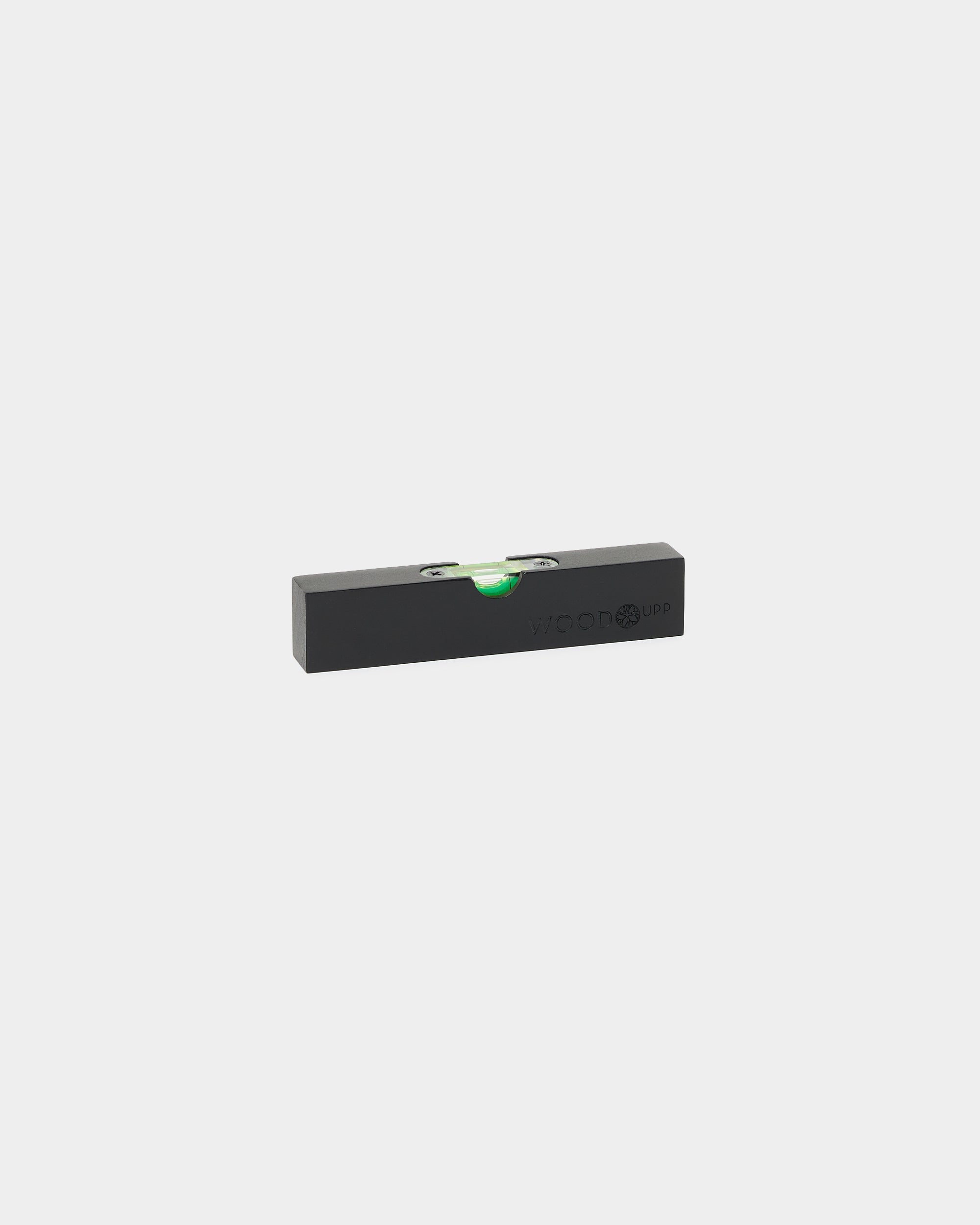 Niveau à bulle WoodUpp Black (15 x 3,2 cm) avec fiole verte, conçu pour la pose précise de Akupanel ou d’autres panneaux acoustiques et accessoires WoodUpp.