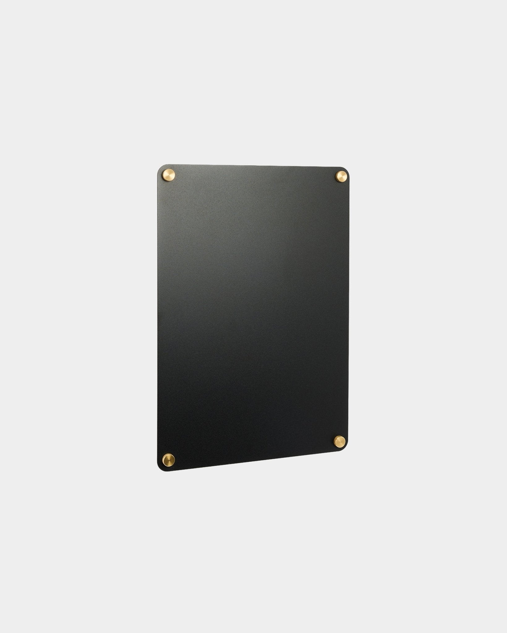 Small Norr tableau magnétique WoodUpp en black, rectangulaire aux coins arrondis et avec des vis dorées, conçu pour compléter les collections de panneaux Panneau acoustique nordiques.
