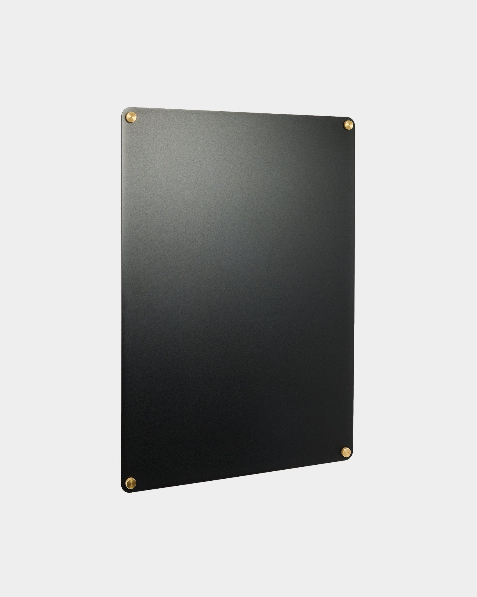 Large black Norr Magnettafel von WoodUpp, Teil der CREATE Accessoires-Kollektion, an einer hellgrauen Wand montiert.